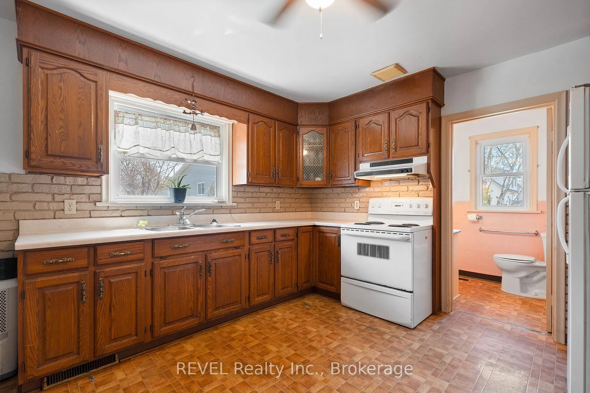 Photo 15 of 51 Runcorn Street, St. Catharines, Port Weller — HOMEH