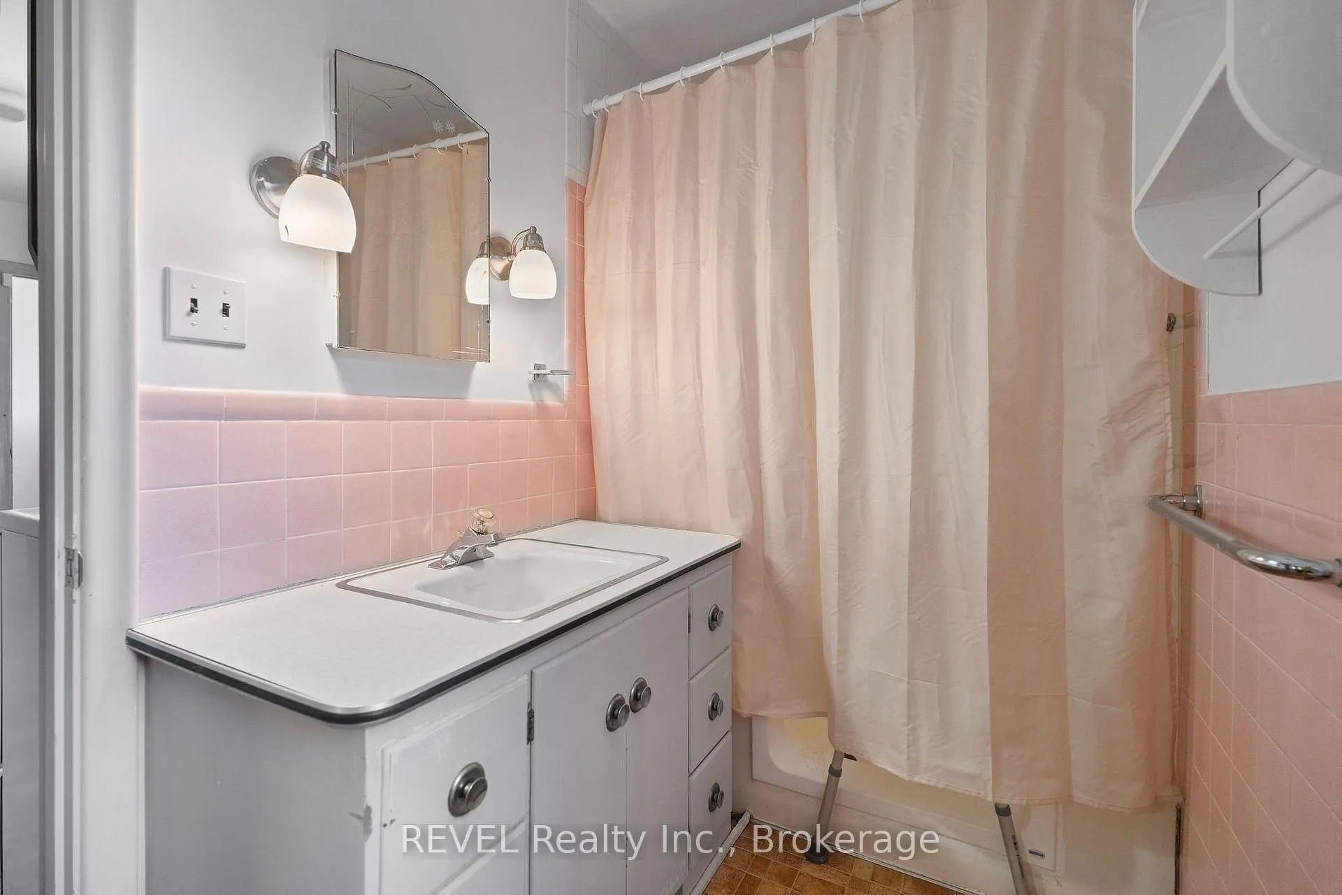 Photo 19 of 51 Runcorn Street, St. Catharines, Port Weller — HOMEH