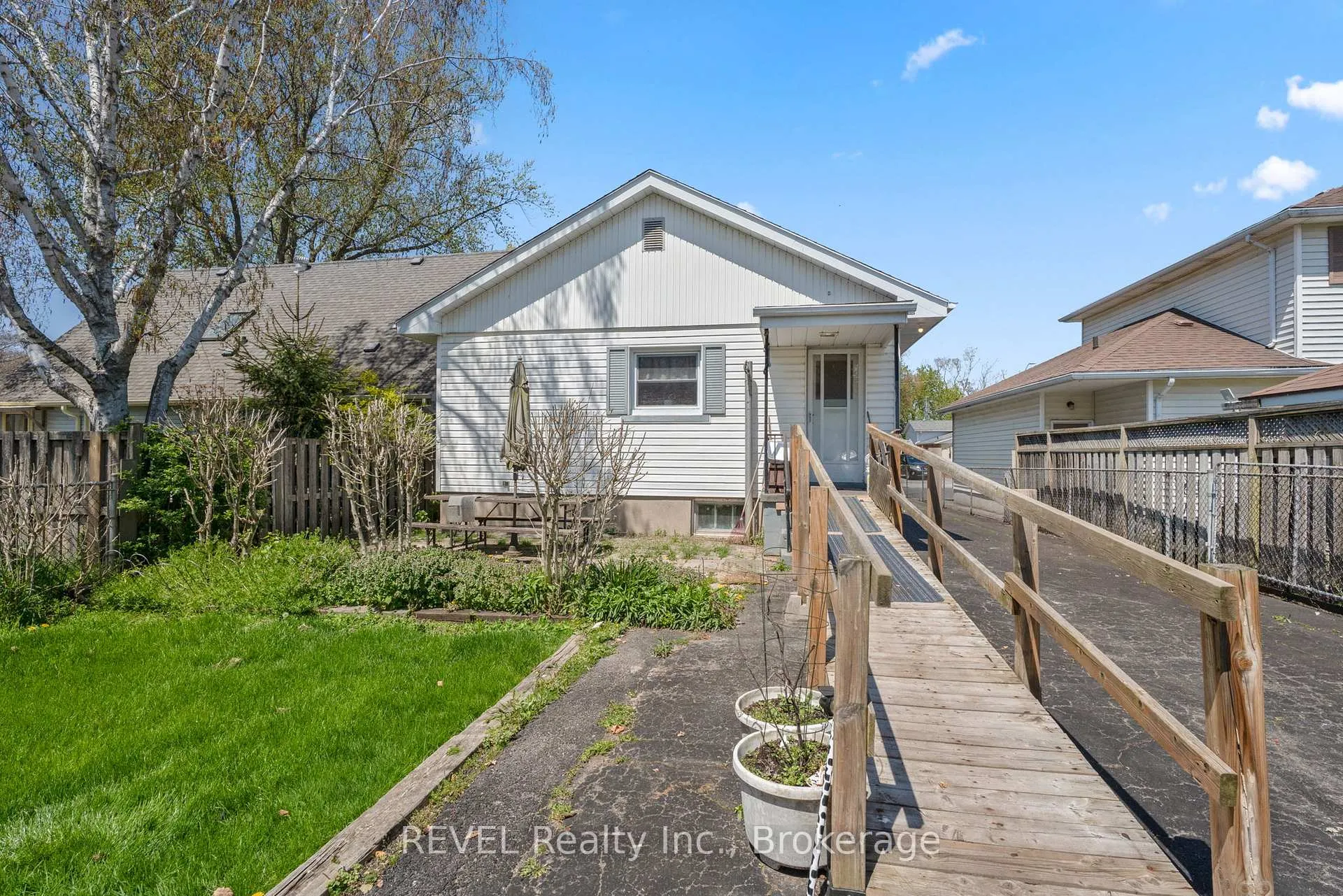 Photo 27 of 51 Runcorn Street, St. Catharines, Port Weller — HOMEH