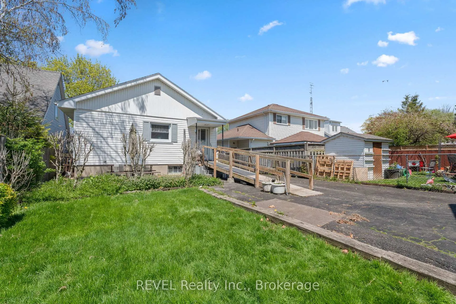 Photo 29 of 51 Runcorn Street, St. Catharines, Port Weller — HOMEH