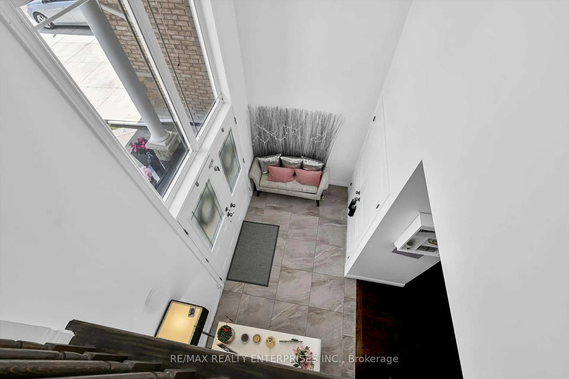 Photo 5 of 130 Chartwell Circle, Hamilton, Jerome — HOMEH