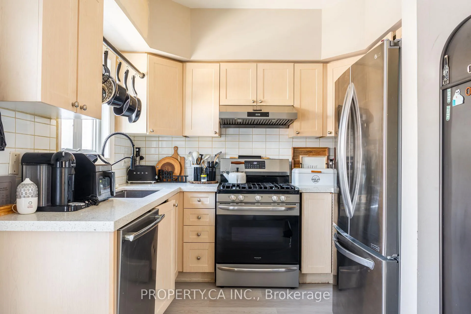 Photo 13 of 16 Connaught Lane, Barrie, Innis-Shore — HOMEH
