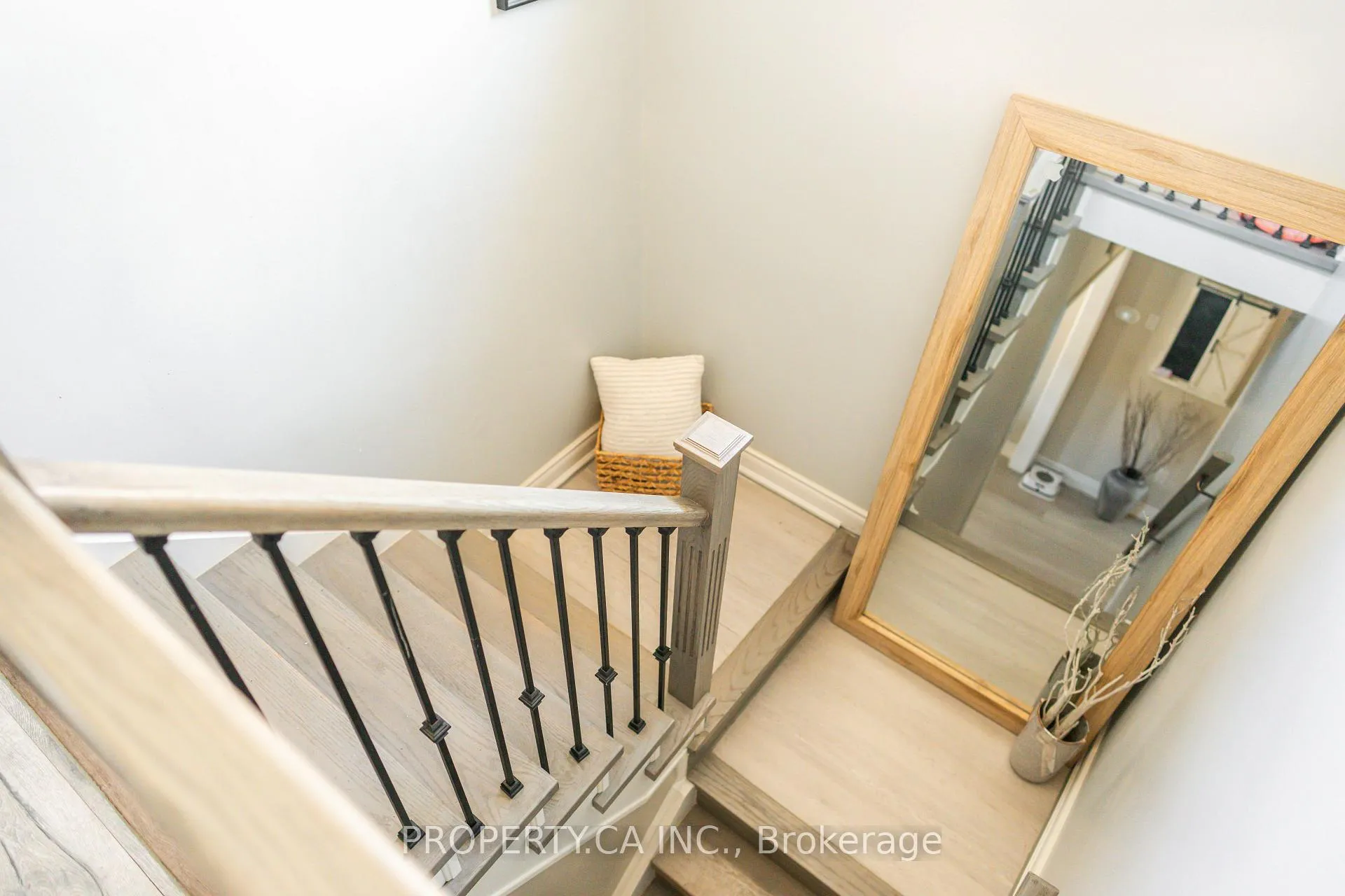 Photo 17 of 16 Connaught Lane, Barrie, Innis-Shore — HOMEH