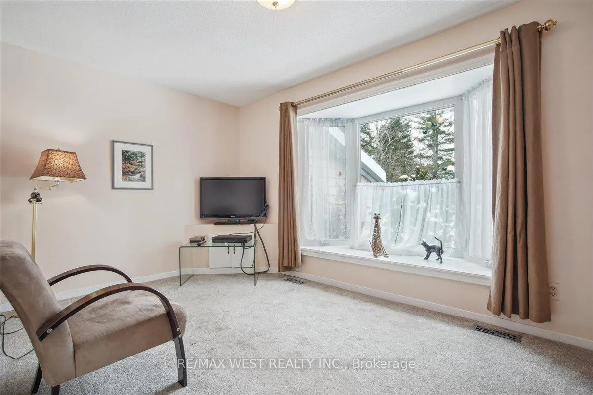 Photo 9 of 71 Pinecrest Road, Georgina, Pefferlaw — HOMEH