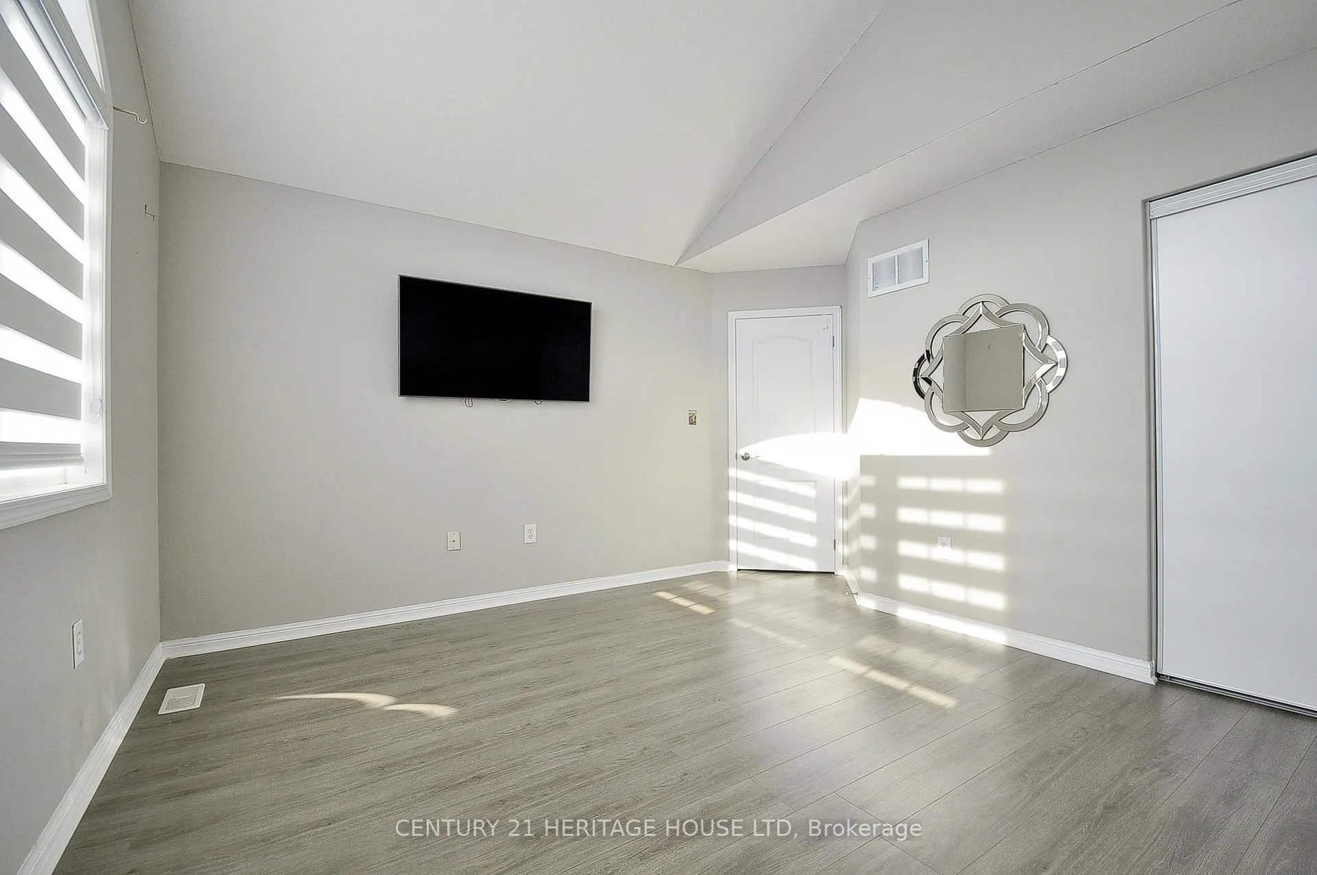 Photo 29 of 56 Henwood Drive S, Cambridge, Silver Heights — HOMEH