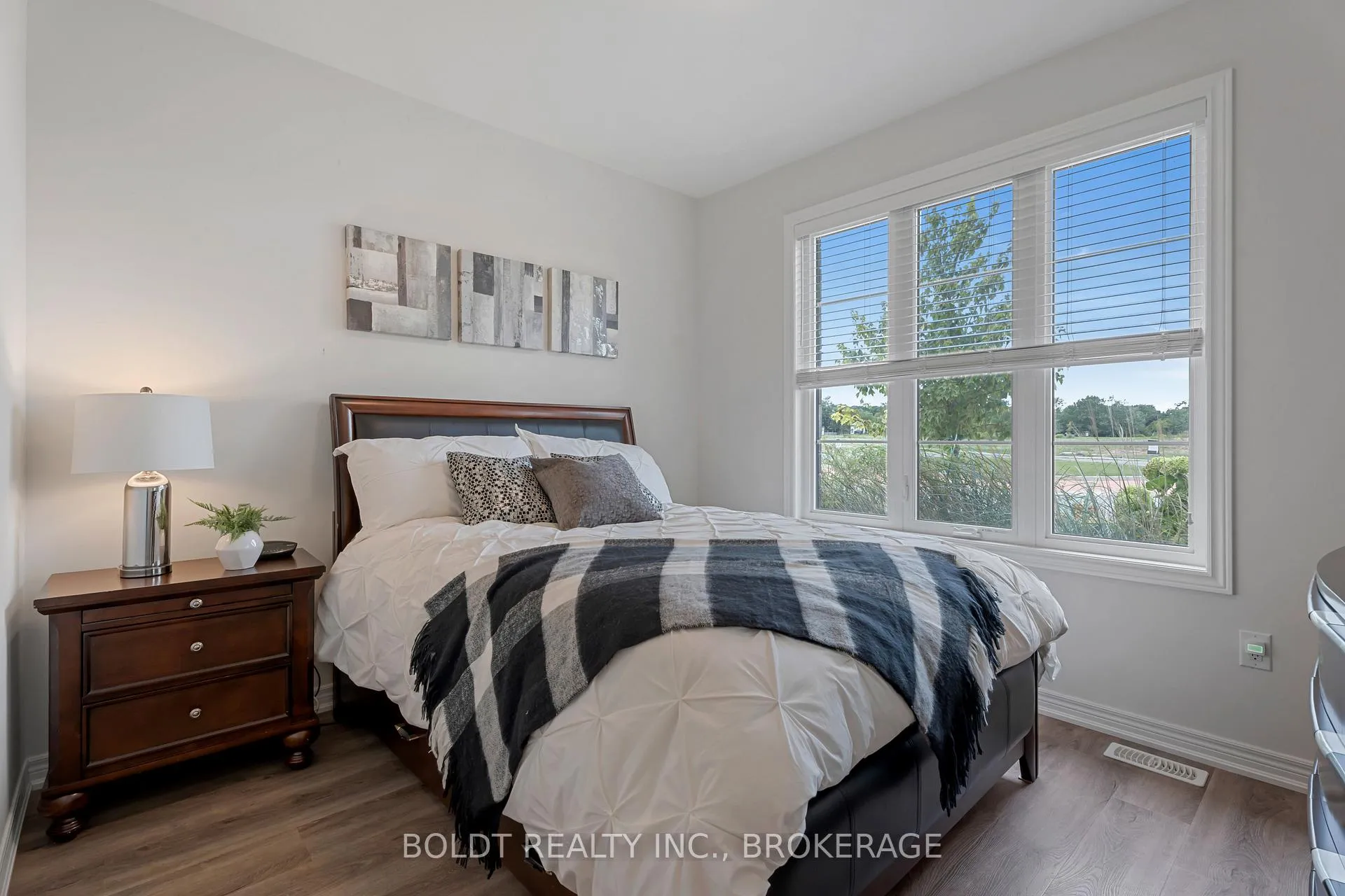 Photo 8 of 80 Summersides Boulevard, Pelham, Fonthill — HOMEH