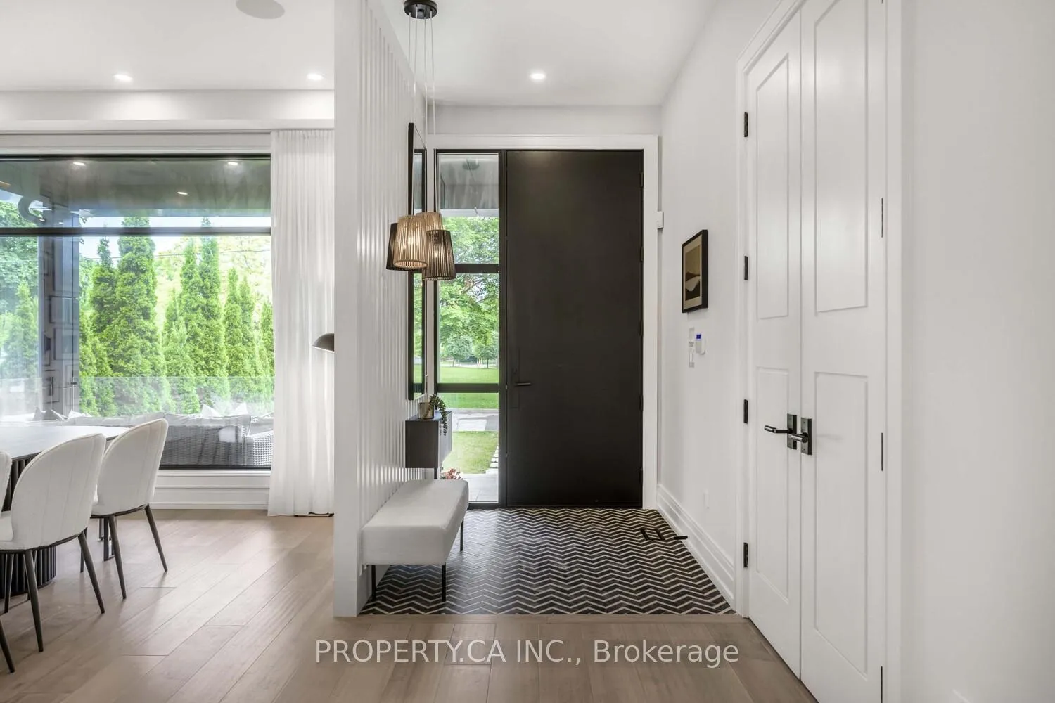 Photo 3 of 8 Manor Haven Road, Toronto, Englemount-Lawrence — HOMEH