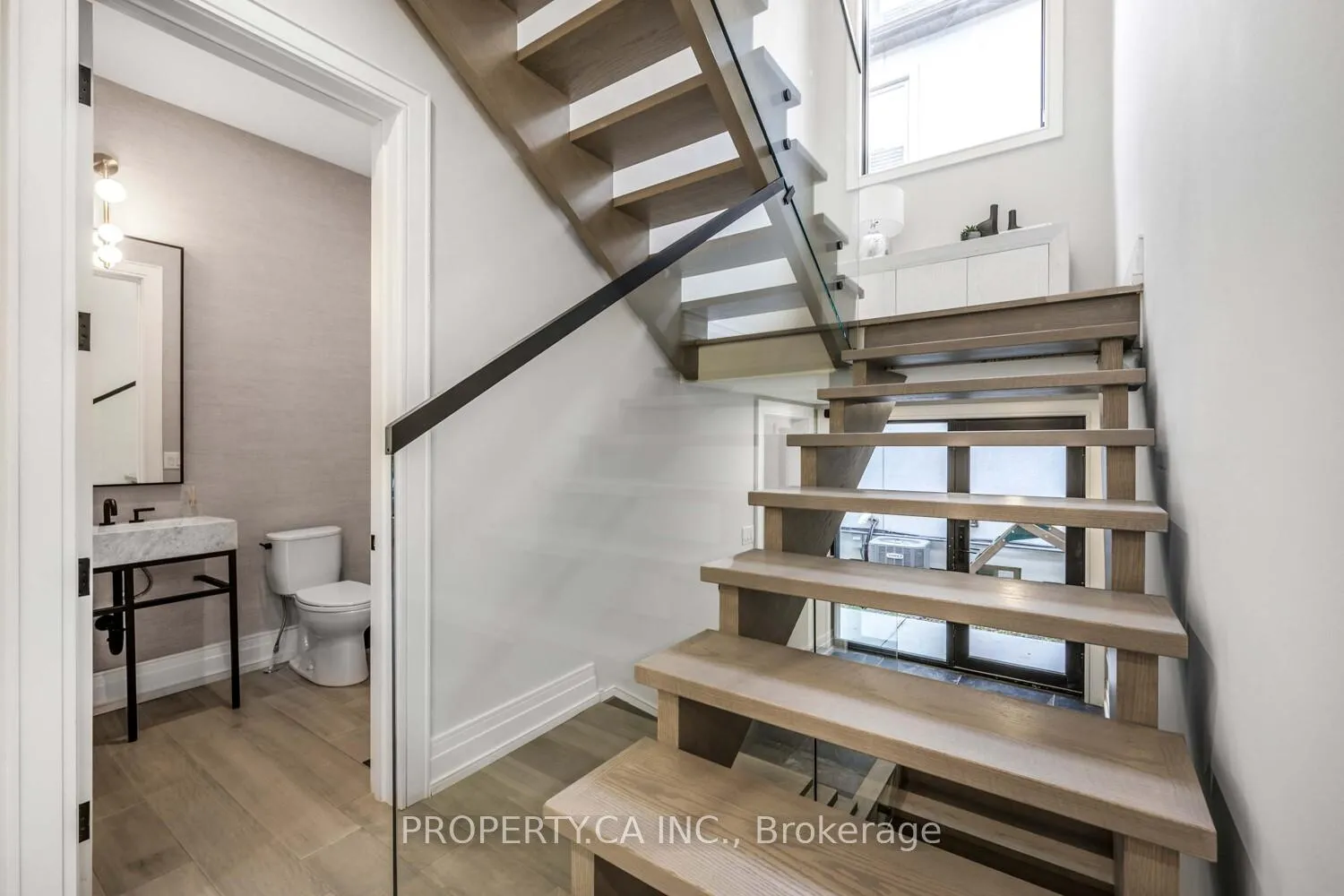 Photo 12 of 8 Manor Haven Road, Toronto, Englemount-Lawrence — HOMEH