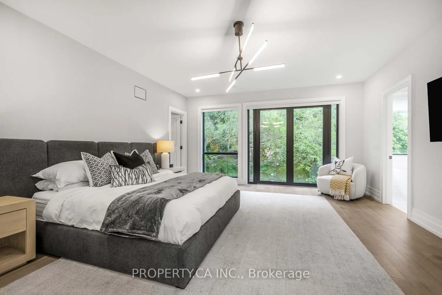 Photo 13 of 8 Manor Haven Road, Toronto, Englemount-Lawrence — HOMEH