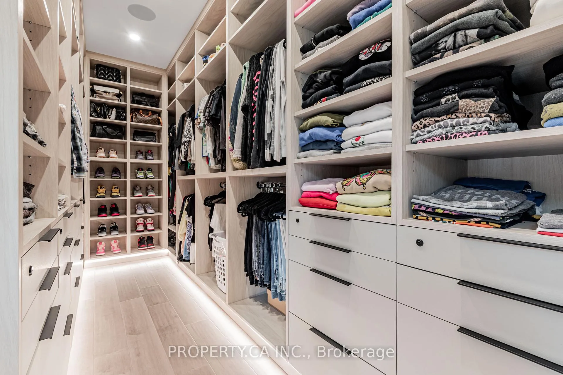 Photo 16 of 8 Manor Haven Road, Toronto, Englemount-Lawrence — HOMEH
