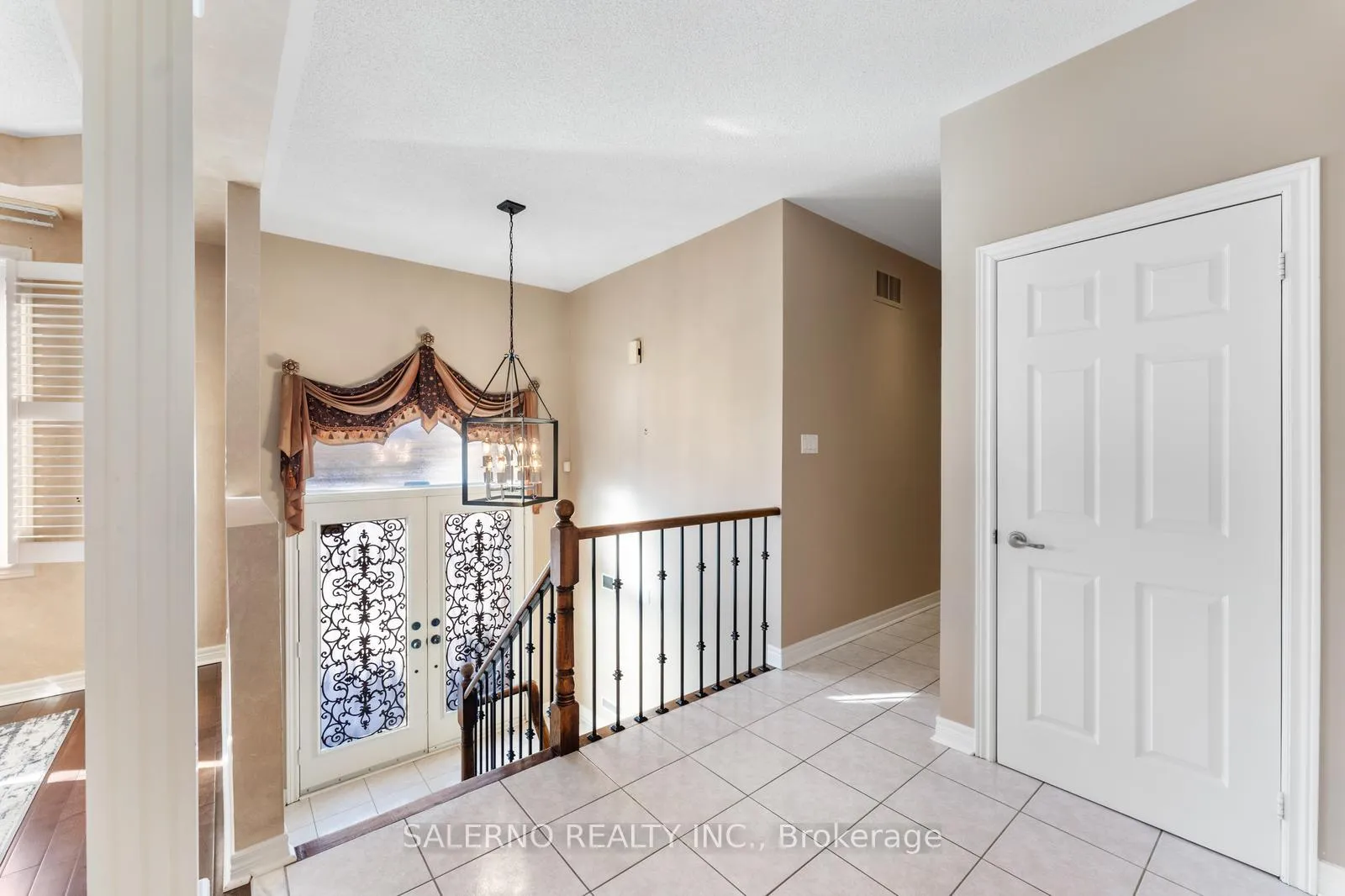 Photo 5 of 521 Cunningham Drive, Vaughan, Maple — HOMEH