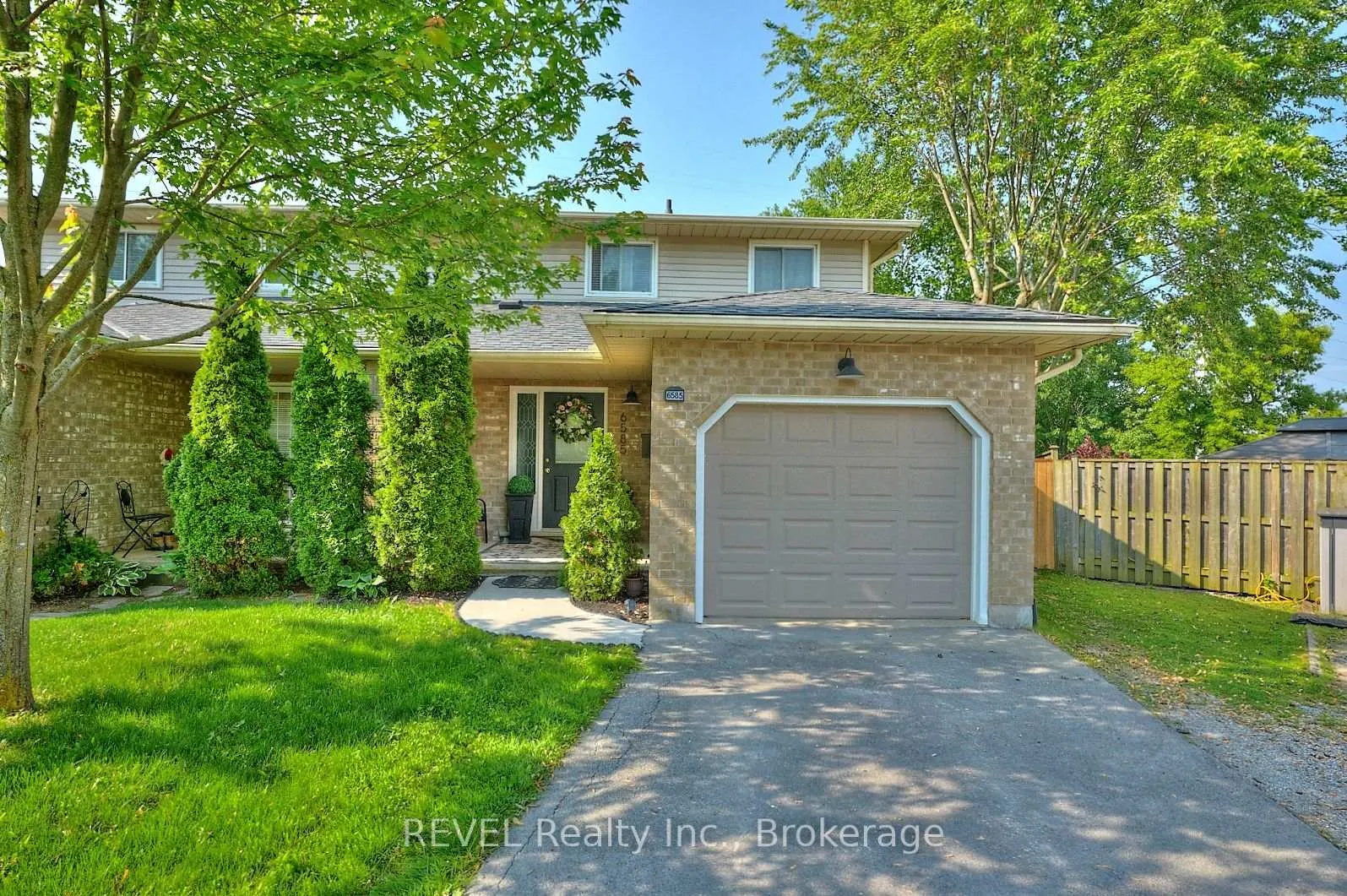 Front of 6585 Kuhn Crescent