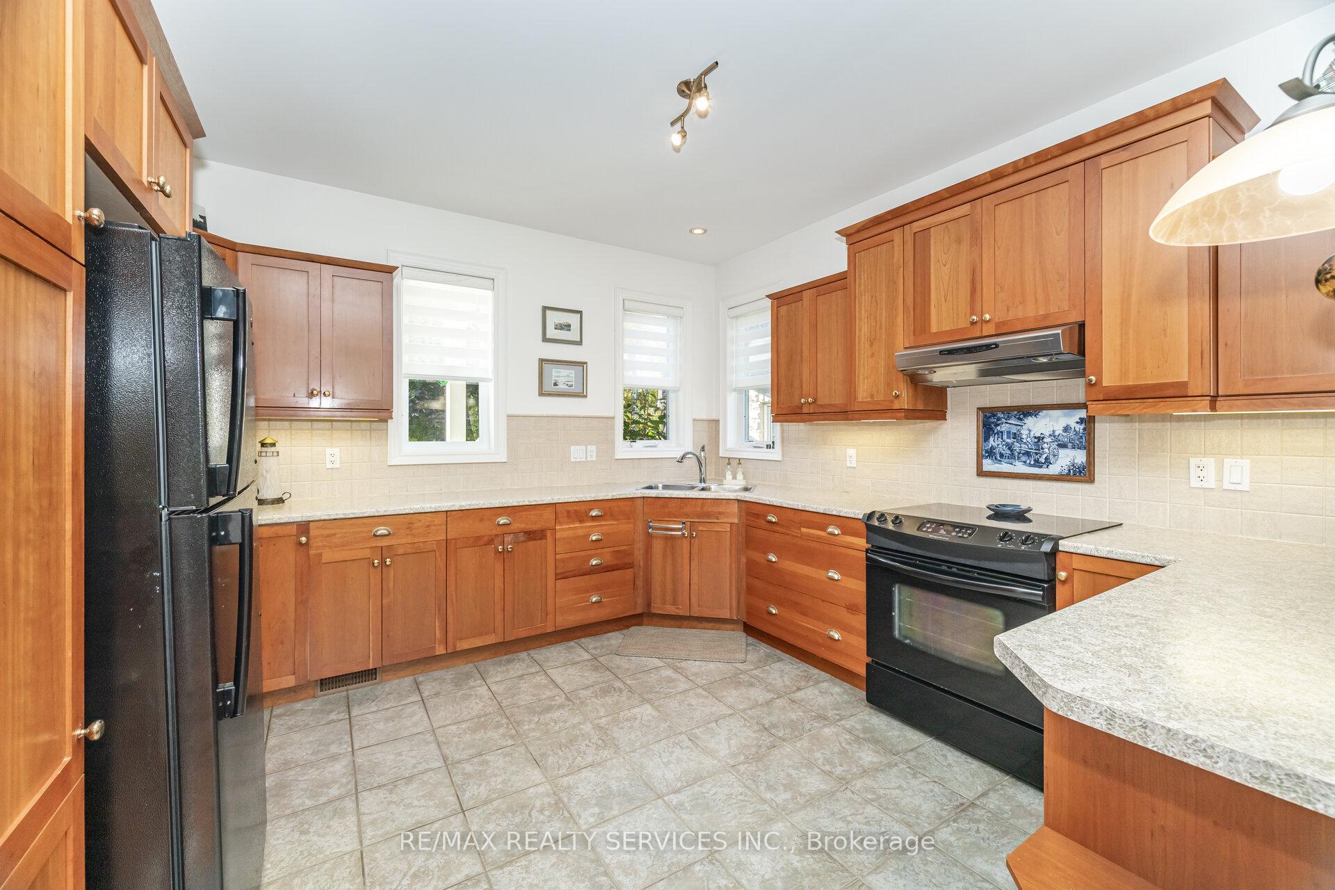 Photo 4 of 24 Putney Road, Caledon, Caledon East — HOMEH