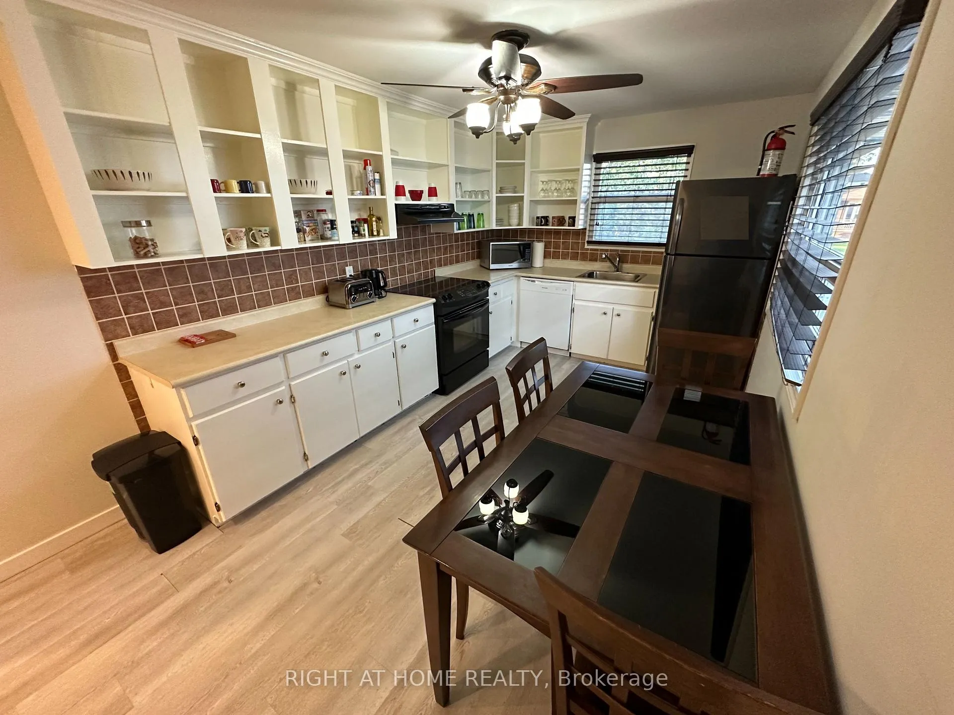 Photo 4 of 1294 Old Orchard Avenue, Pickering, Bay Ridges — HOMEH