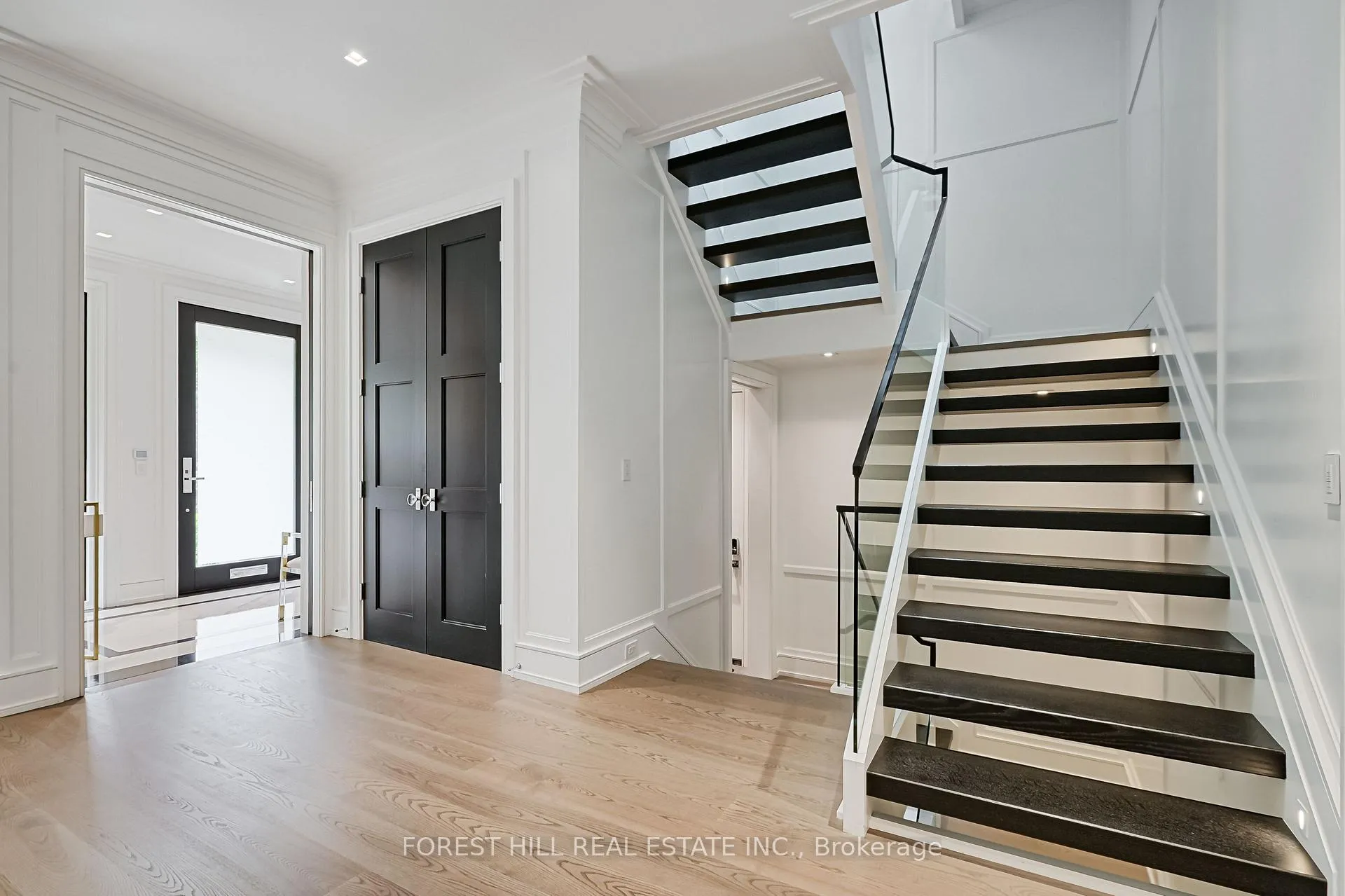 Photo 4 of 14 Oriole Gardens, Toronto, Yonge-St. Clair — HOMEH