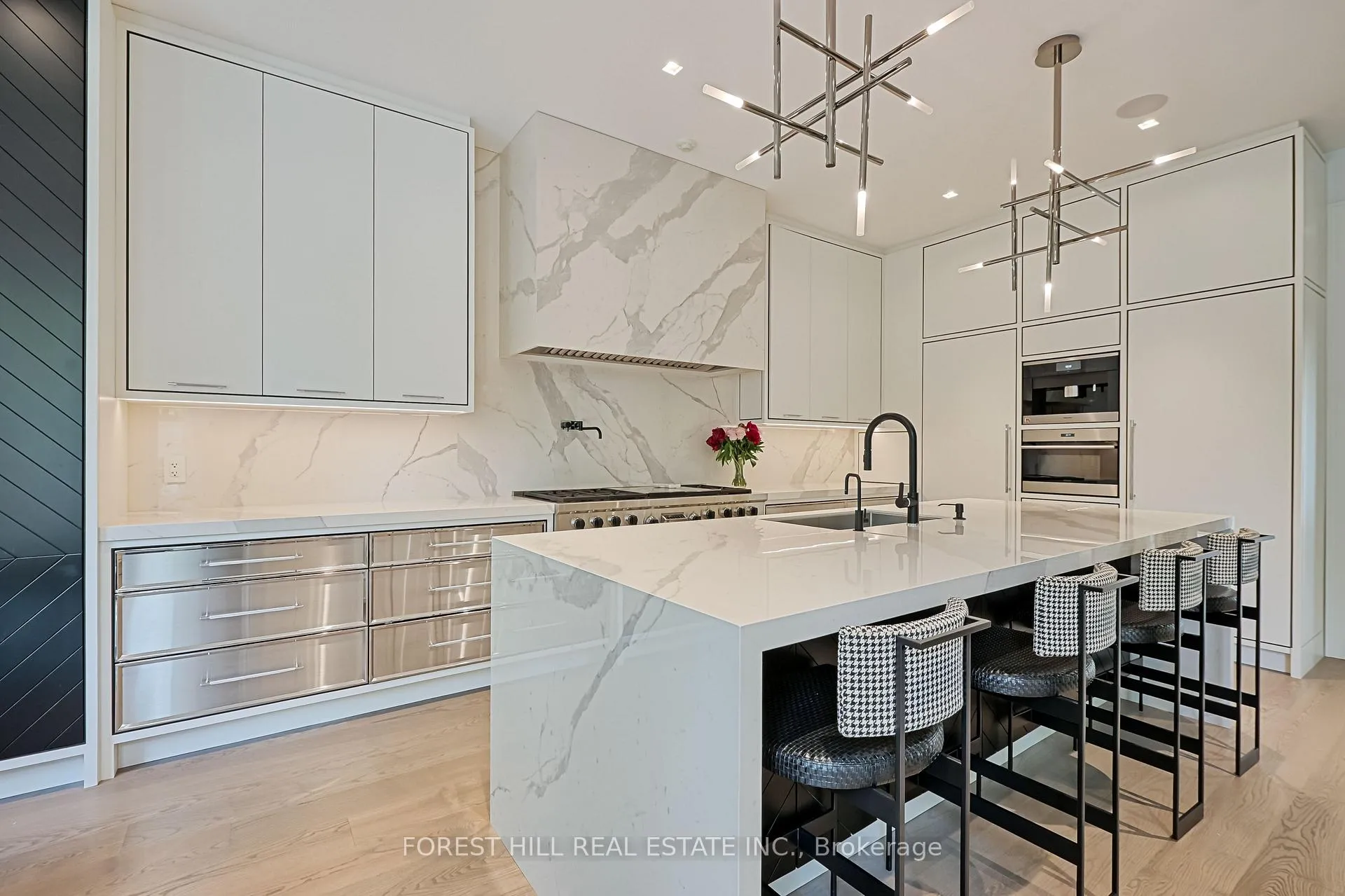 Photo 9 of 14 Oriole Gardens, Toronto, Yonge-St. Clair — HOMEH