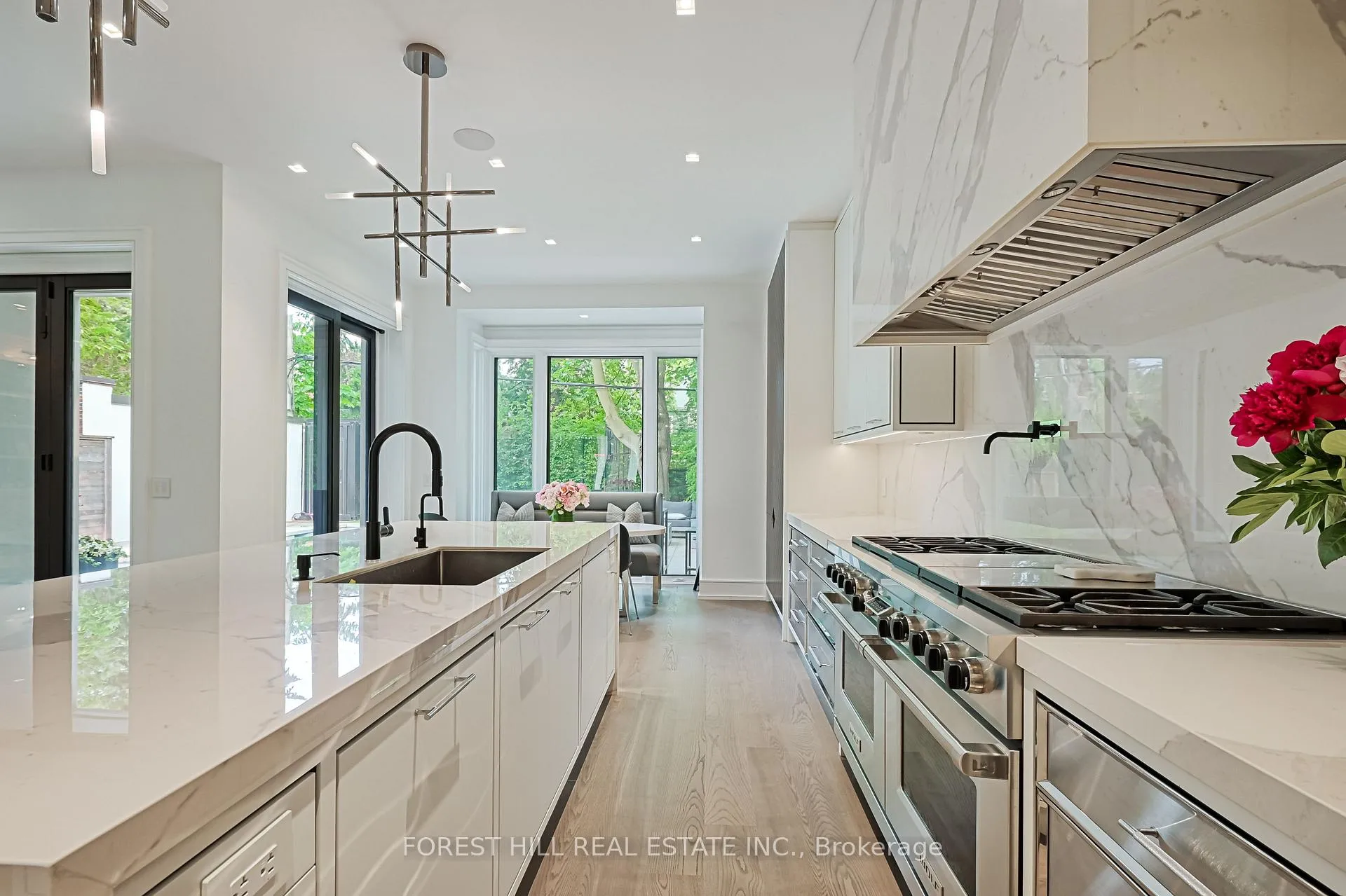Photo 11 of 14 Oriole Gardens, Toronto, Yonge-St. Clair — HOMEH