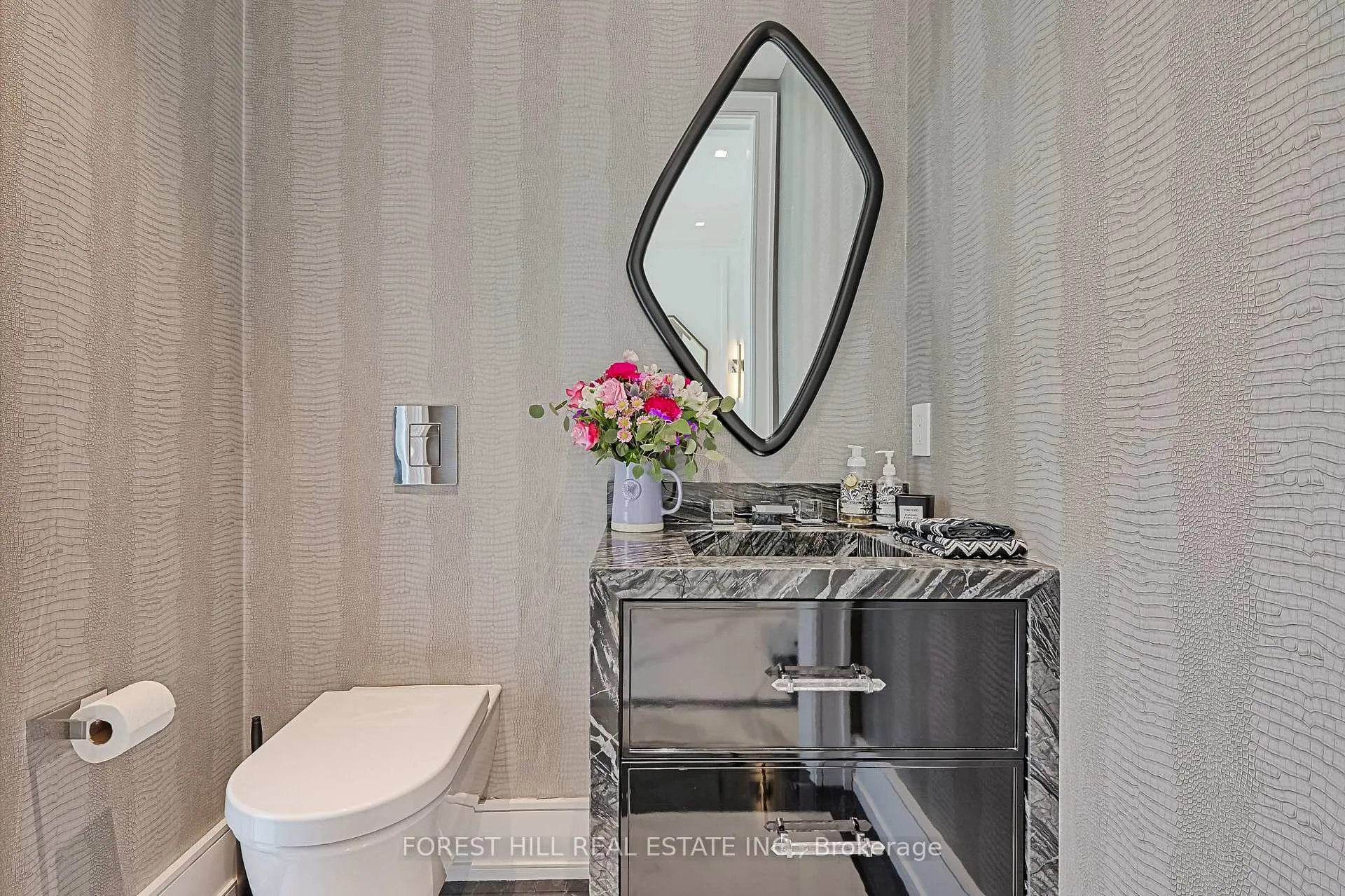 Photo 19 of 14 Oriole Gardens, Toronto, Yonge-St. Clair — HOMEH