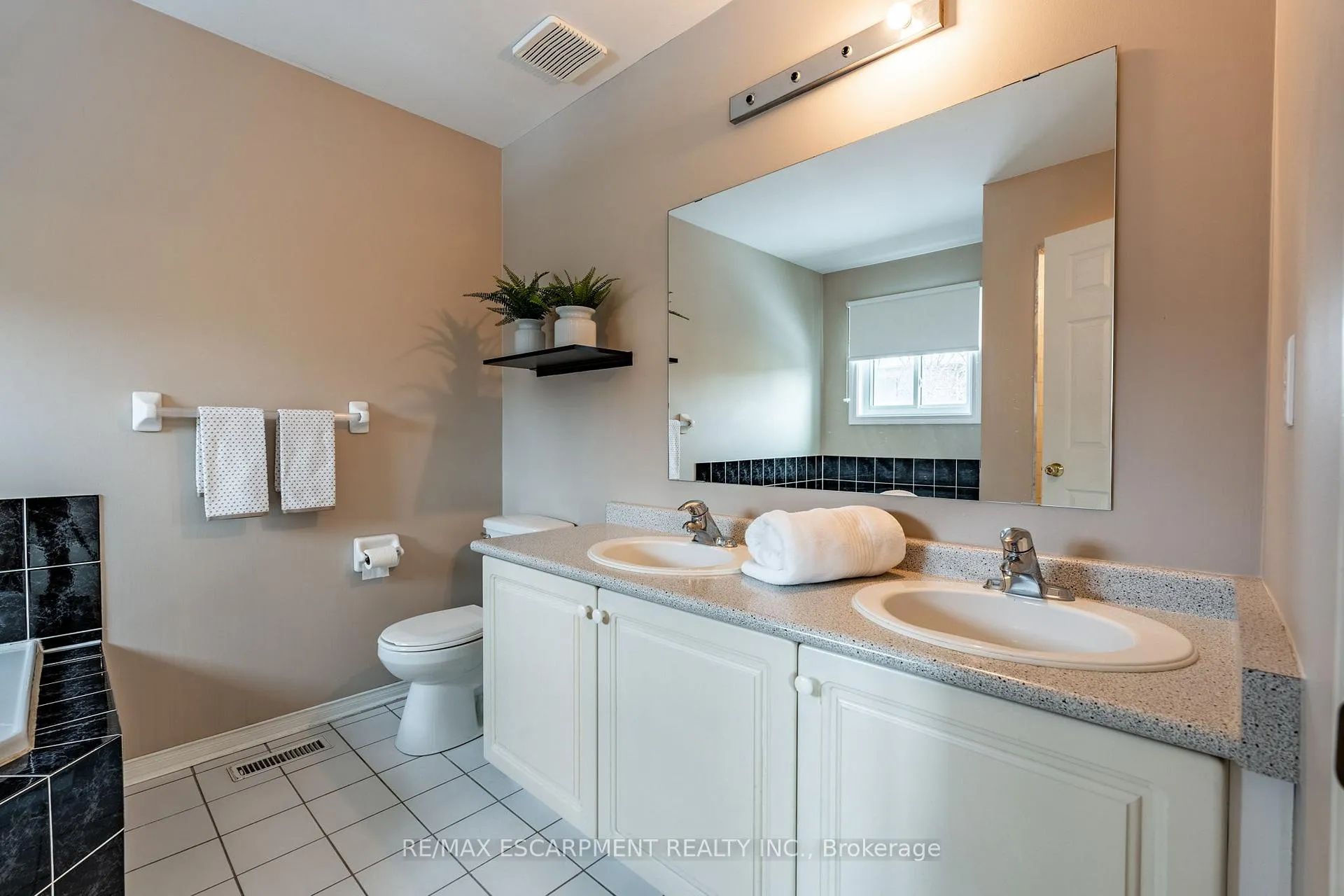 Photo 24 of 13 Waterwheel Crescent, Hamilton, Waterdown — HOMEH