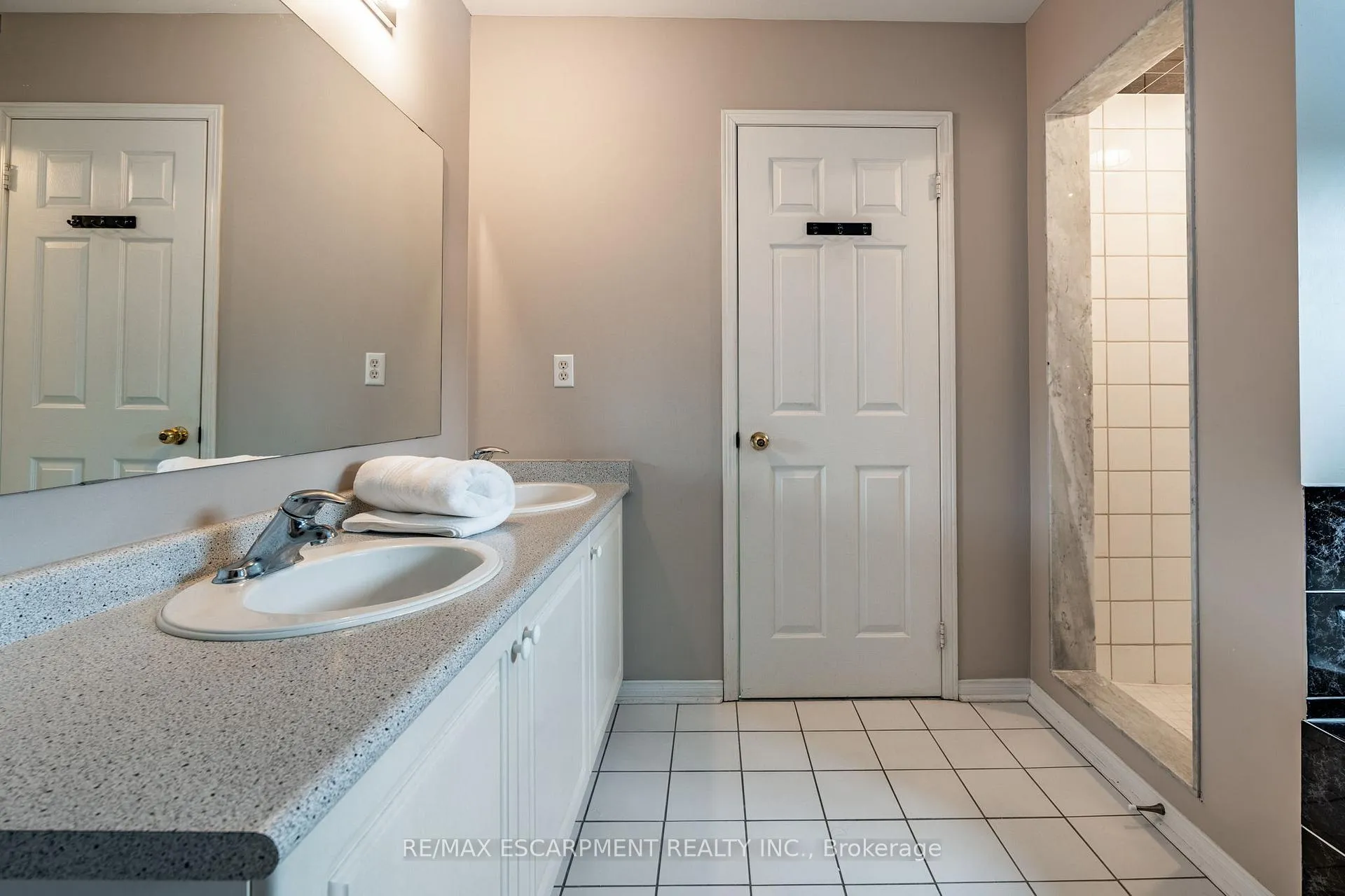 Photo 25 of 13 Waterwheel Crescent, Hamilton, Waterdown — HOMEH
