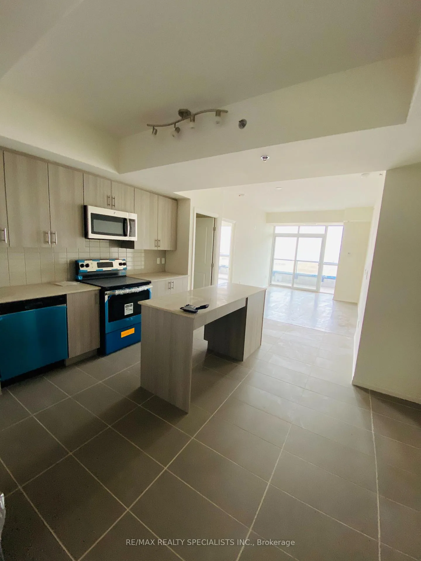 Photo 2 of Unit 801, 560 North Service Road, Grimsby, Grimsby Beach — HOMEH