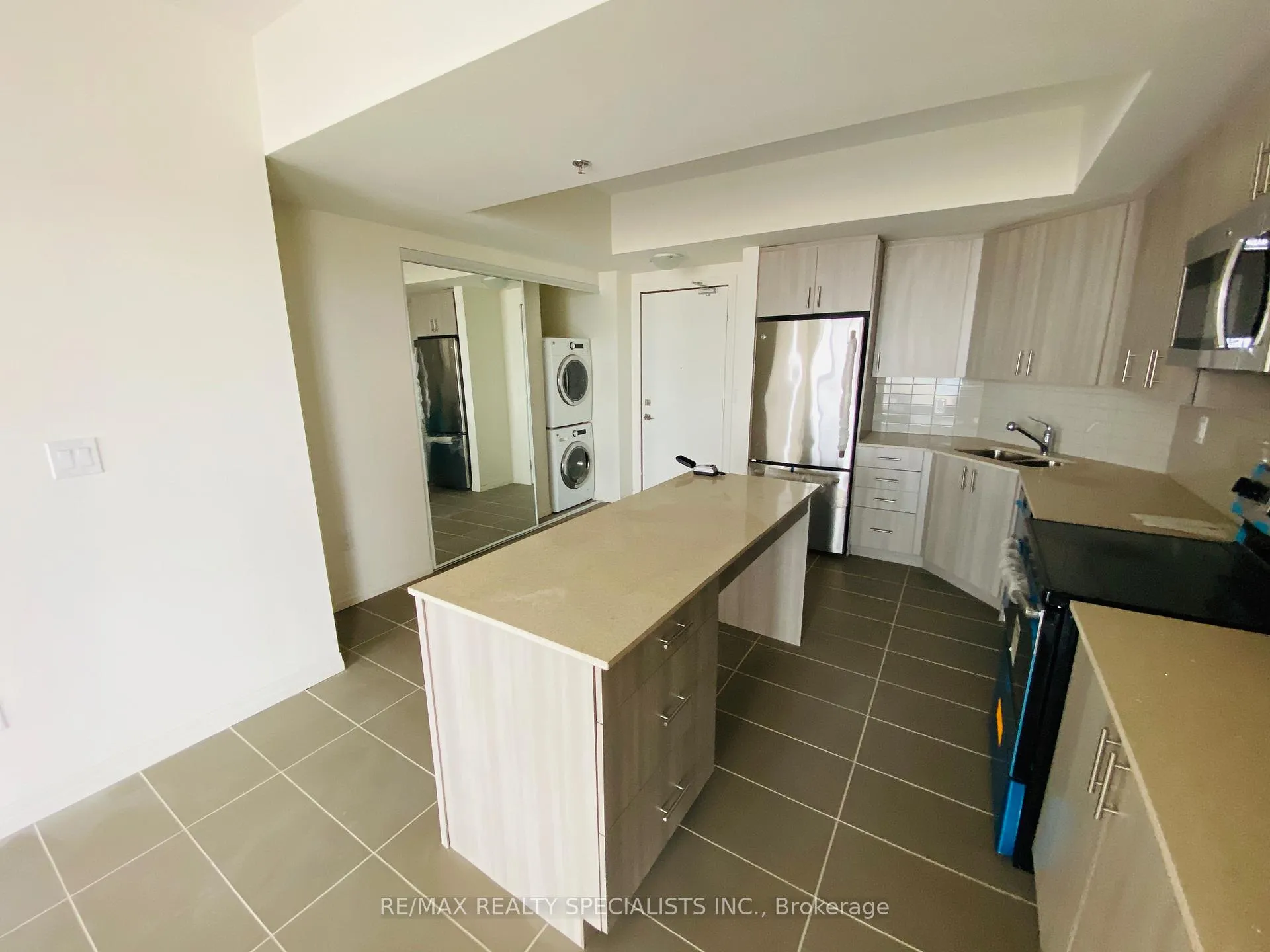 Photo 5 of Unit 801, 560 North Service Road, Grimsby, Grimsby Beach — HOMEH