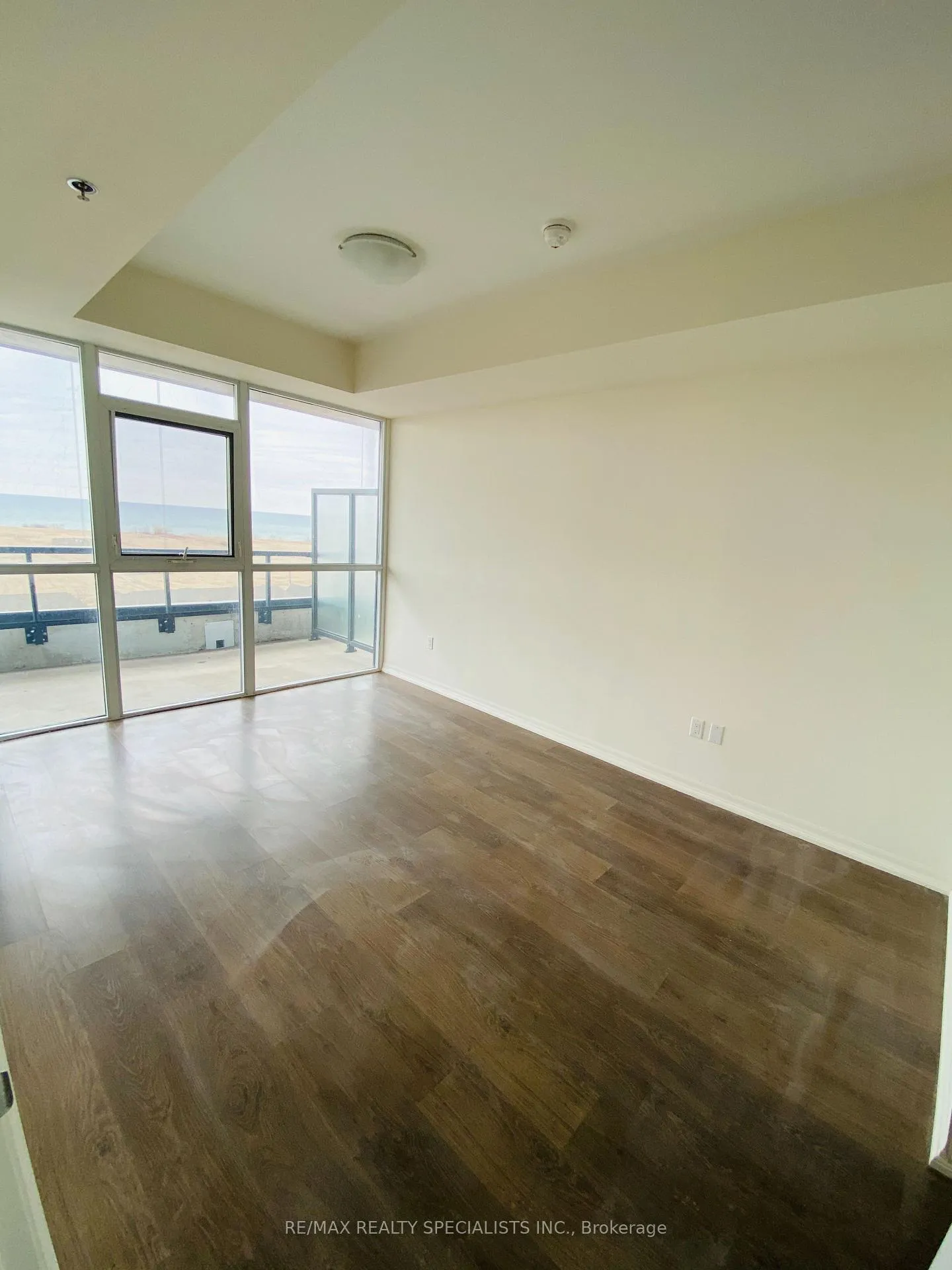 Photo 6 of Unit 801, 560 North Service Road, Grimsby, Grimsby Beach — HOMEH