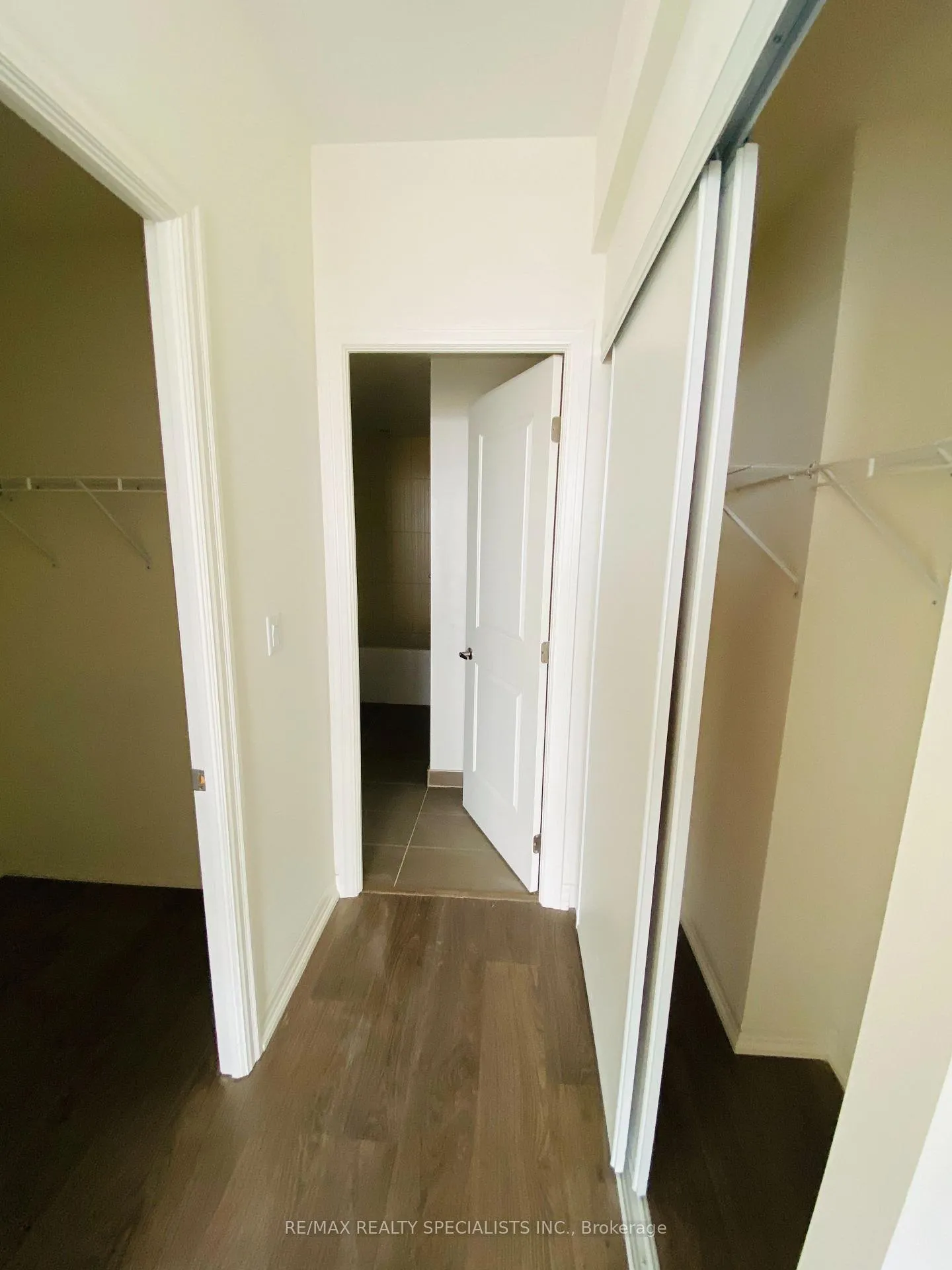 Photo 8 of Unit 801, 560 North Service Road, Grimsby, Grimsby Beach — HOMEH