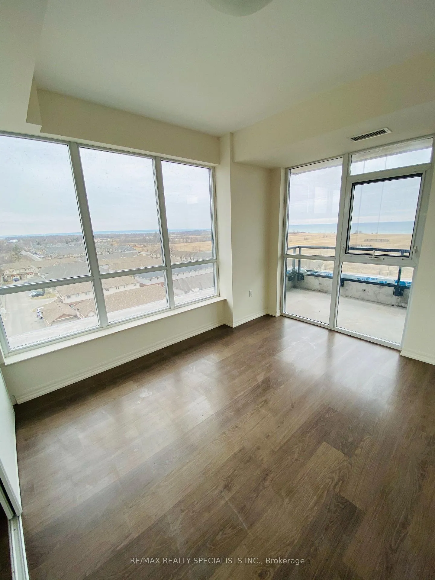 Photo 10 of Unit 801, 560 North Service Road, Grimsby, Grimsby Beach — HOMEH