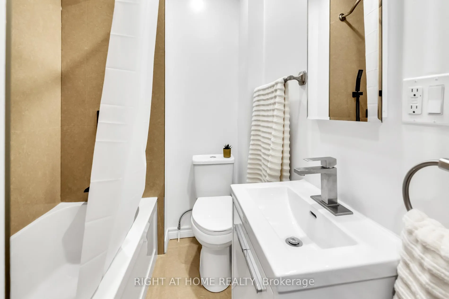 Photo 20 of 37 Ashley Street, Hamilton, Landsdale — HOMEH