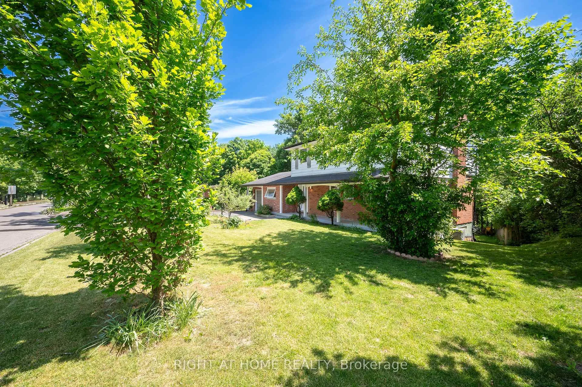 Photo 3 of 85 Robinhood Drive, Hamilton, Dundas — HOMEH
