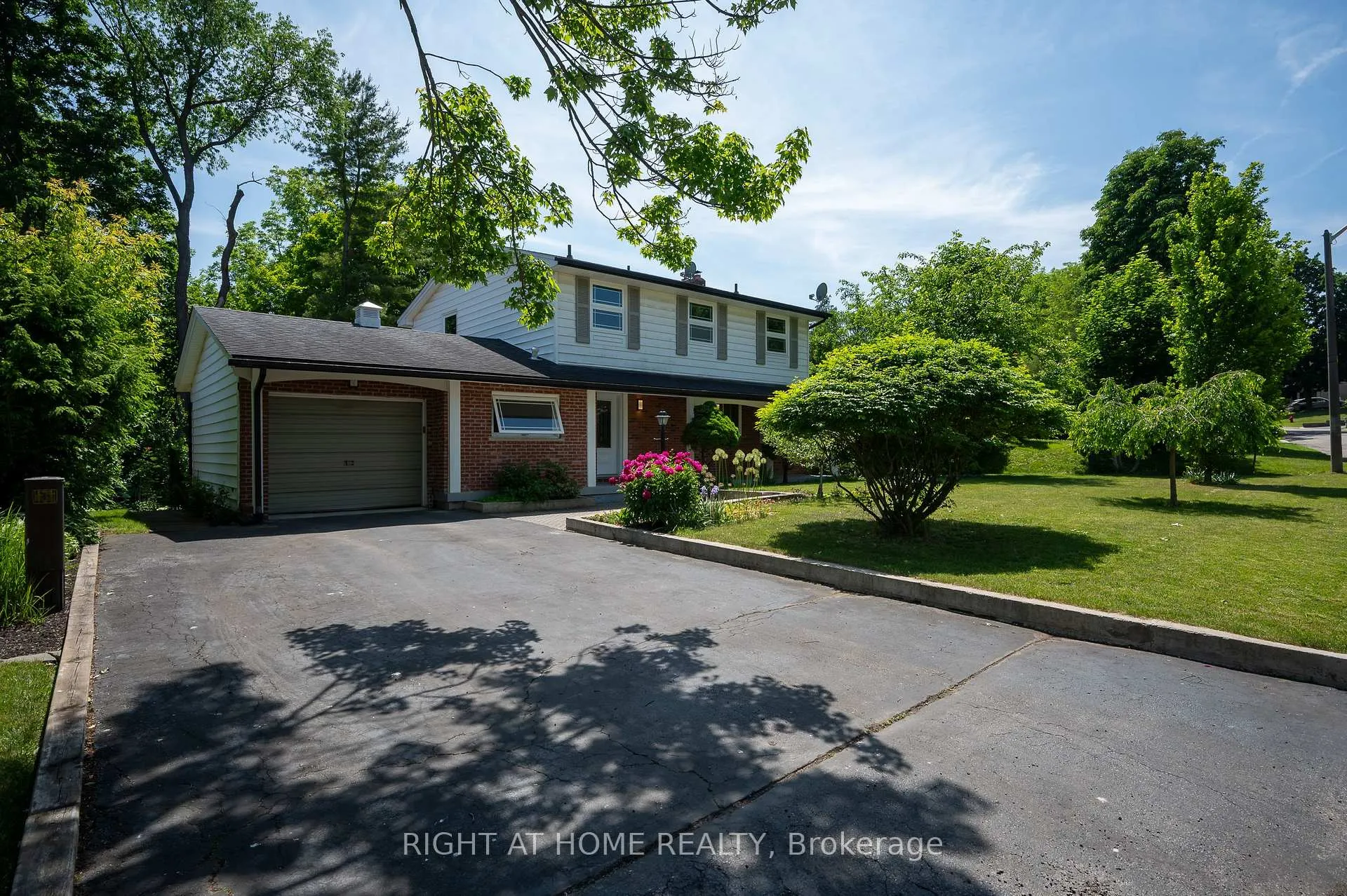 Photo 4 of 85 Robinhood Drive, Hamilton, Dundas — HOMEH