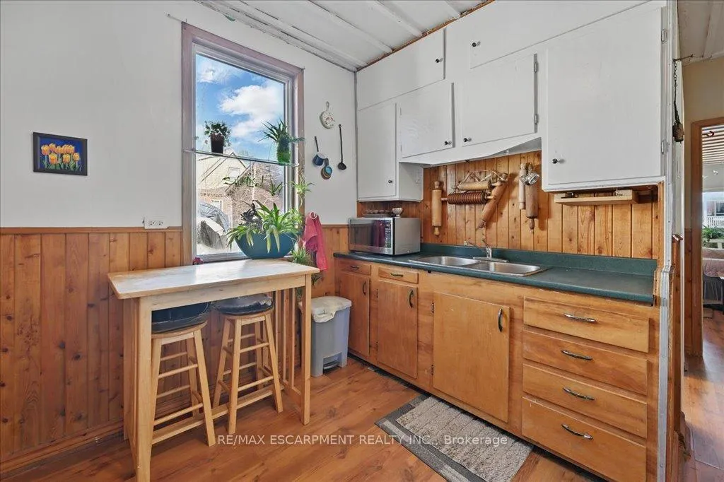 Photo 16 of 500 Queensdale Avenue E, Hamilton, Eastmount — HOMEH