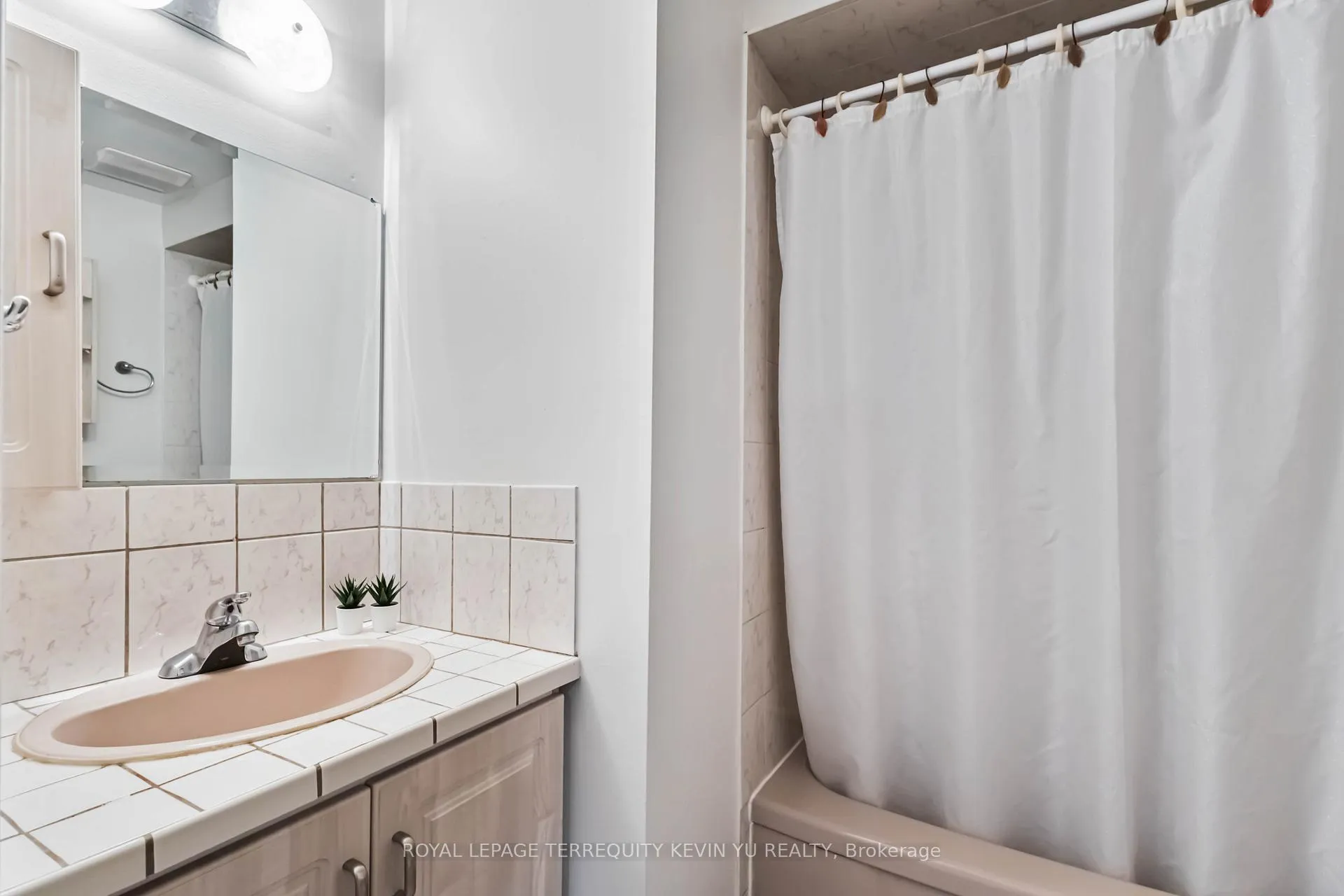 Photo 16 of 24 Blackburn Crescent, Ajax, Central — HOMEH