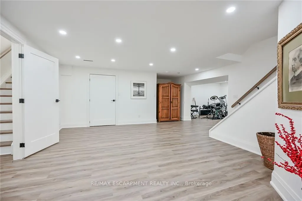 Photo 23 of 45 Lakegate Drive, Hamilton, Lakeshore — HOMEH