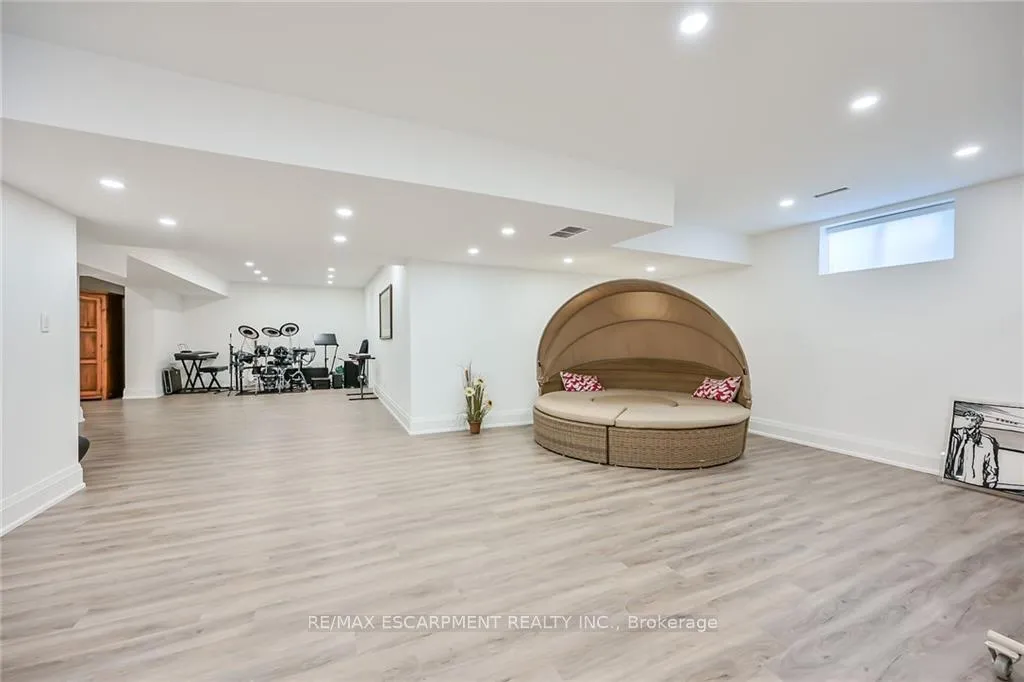Photo 24 of 45 Lakegate Drive, Hamilton, Lakeshore — HOMEH
