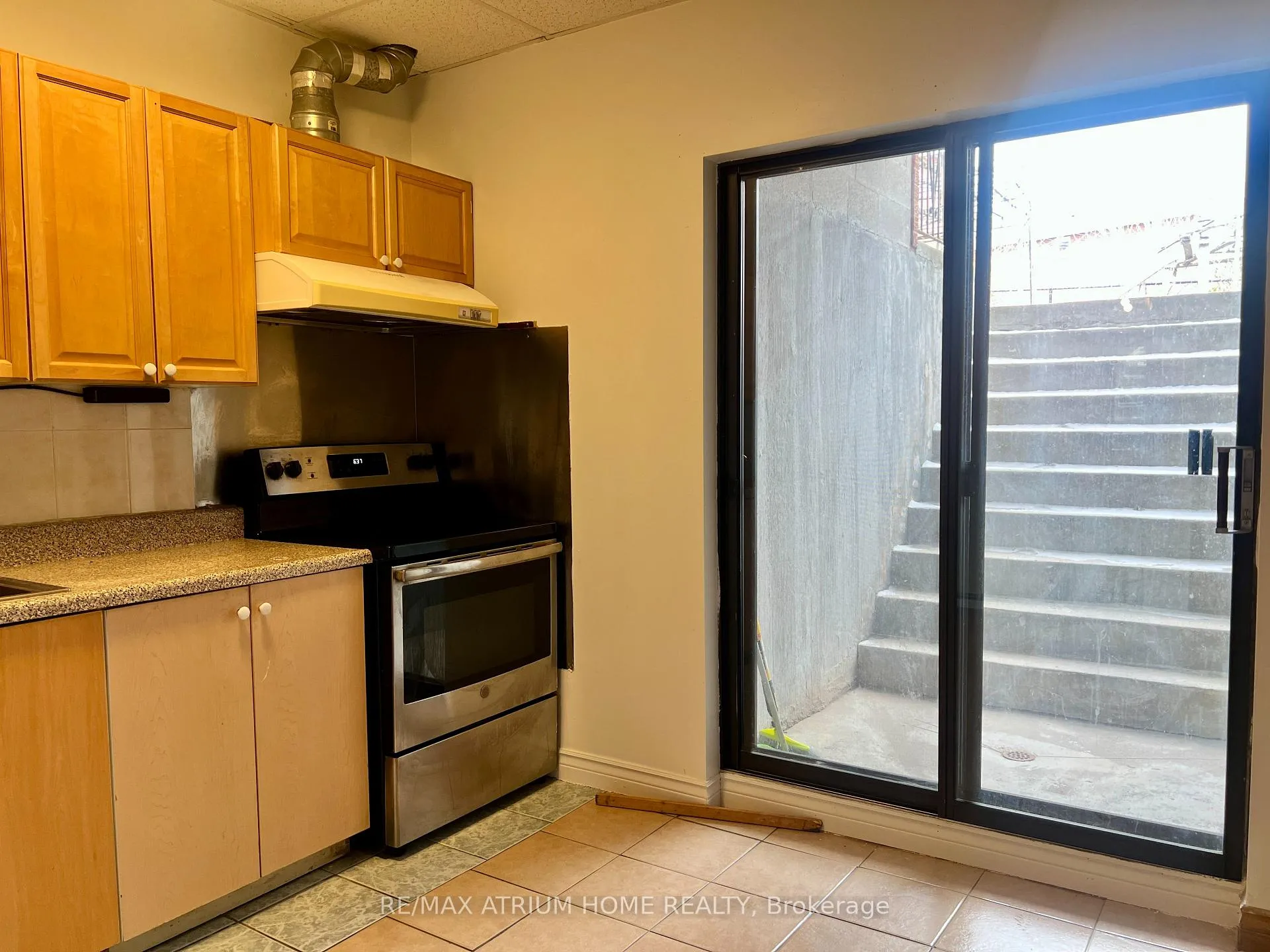 Photo 2 of Unit Bsmt, 127 Buchanan Drive, Markham, Unionville — HOMEH