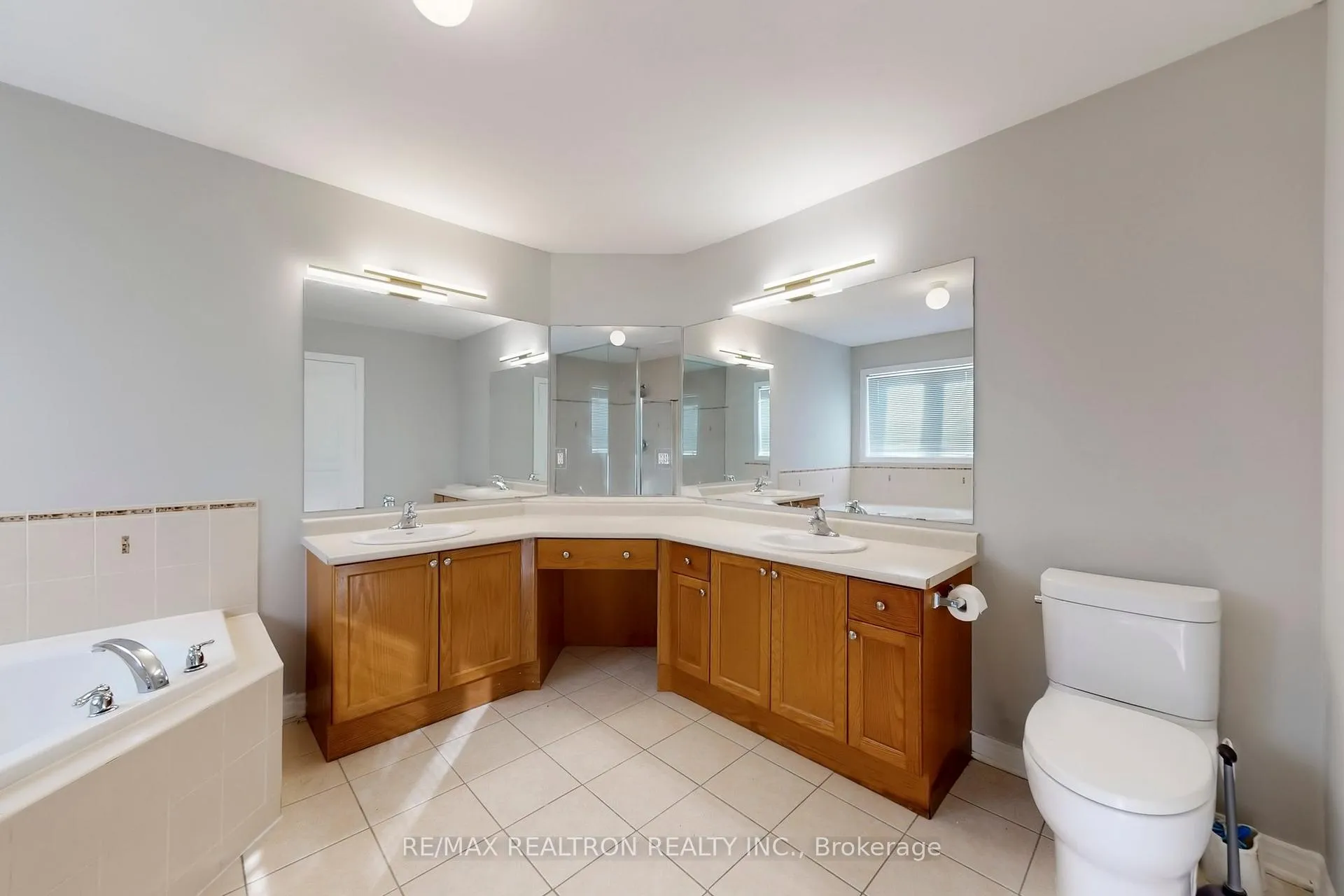Photo 37 of 145 Stonechurch Crescent, Markham, Box Grove — HOMEH