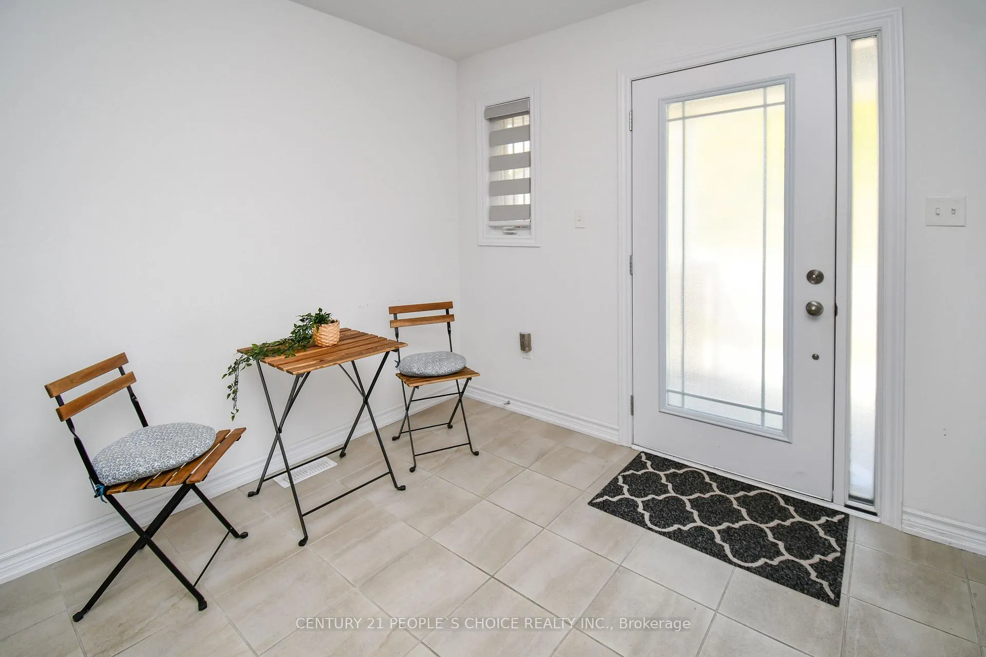 Photo 4 of 114 Mabern Street, Barrie, Rural Barrie Southwest — HOMEH
