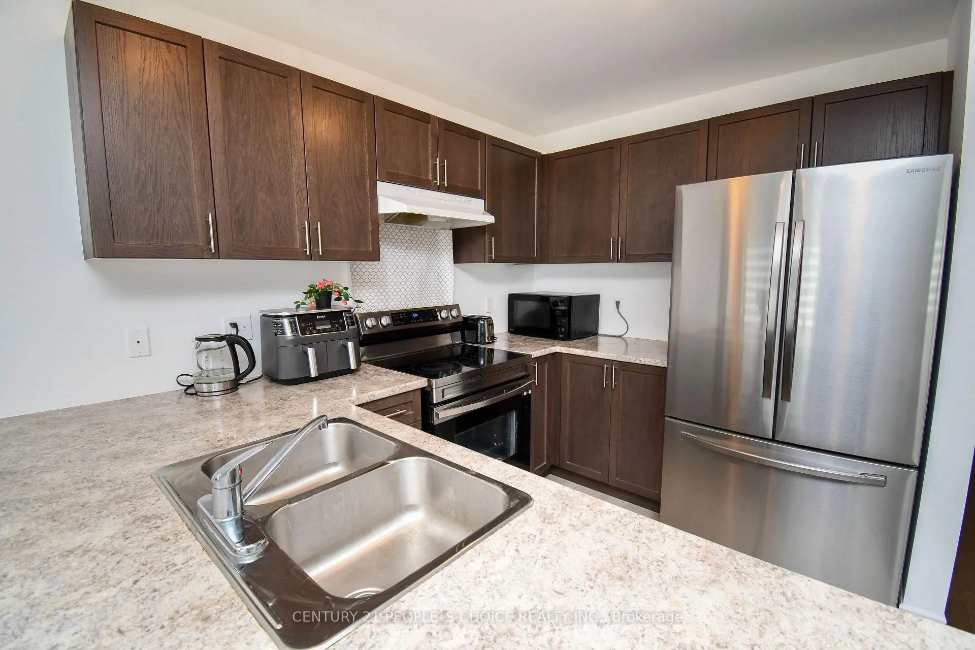 Photo 5 of 114 Mabern Street, Barrie, Rural Barrie Southwest — HOMEH