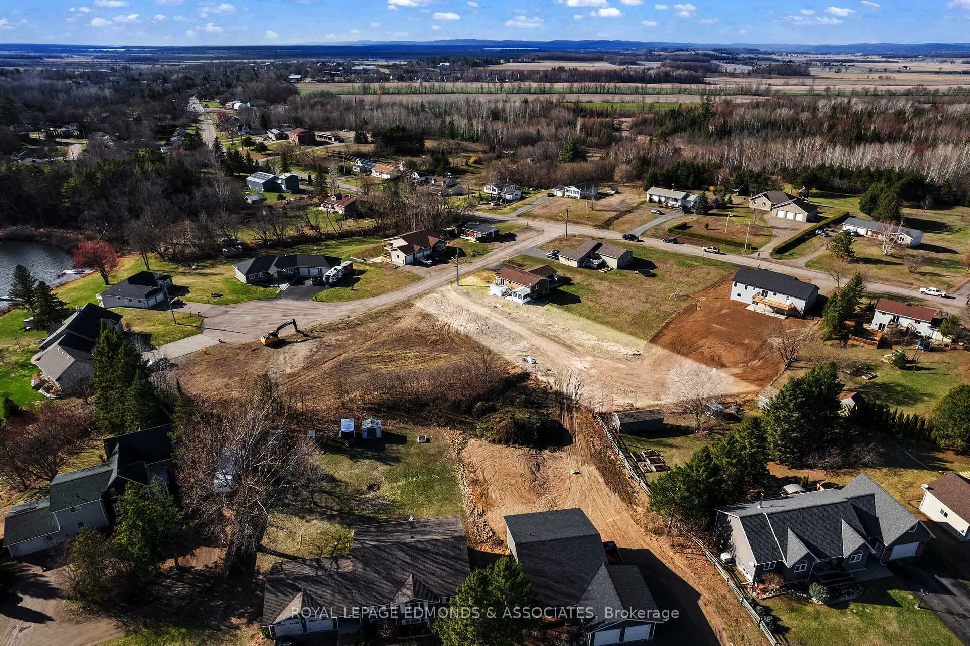 Photo 3 of 5 Mapleview Court, Whitewater Region, Beachburg — HOMEH