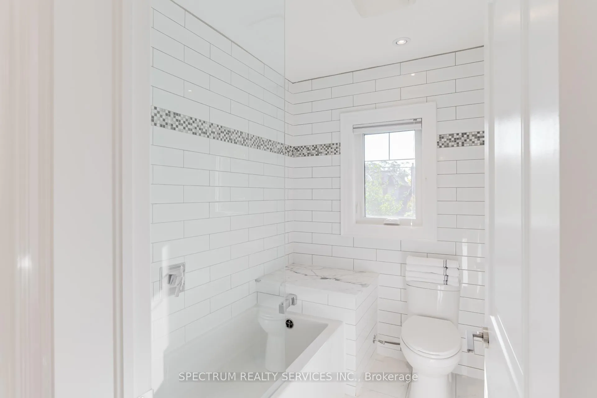 Photo 25 of 16 Donlea Drive, Toronto, Leaside — HOMEH