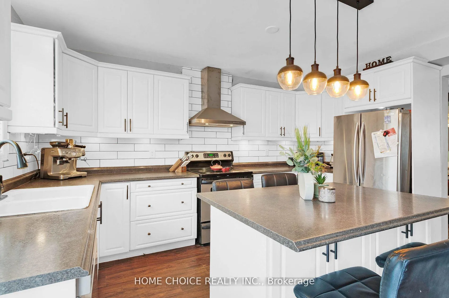 Photo 5 of 14 Snowy Owl Crescent, Barrie, Little Lake — HOMEH