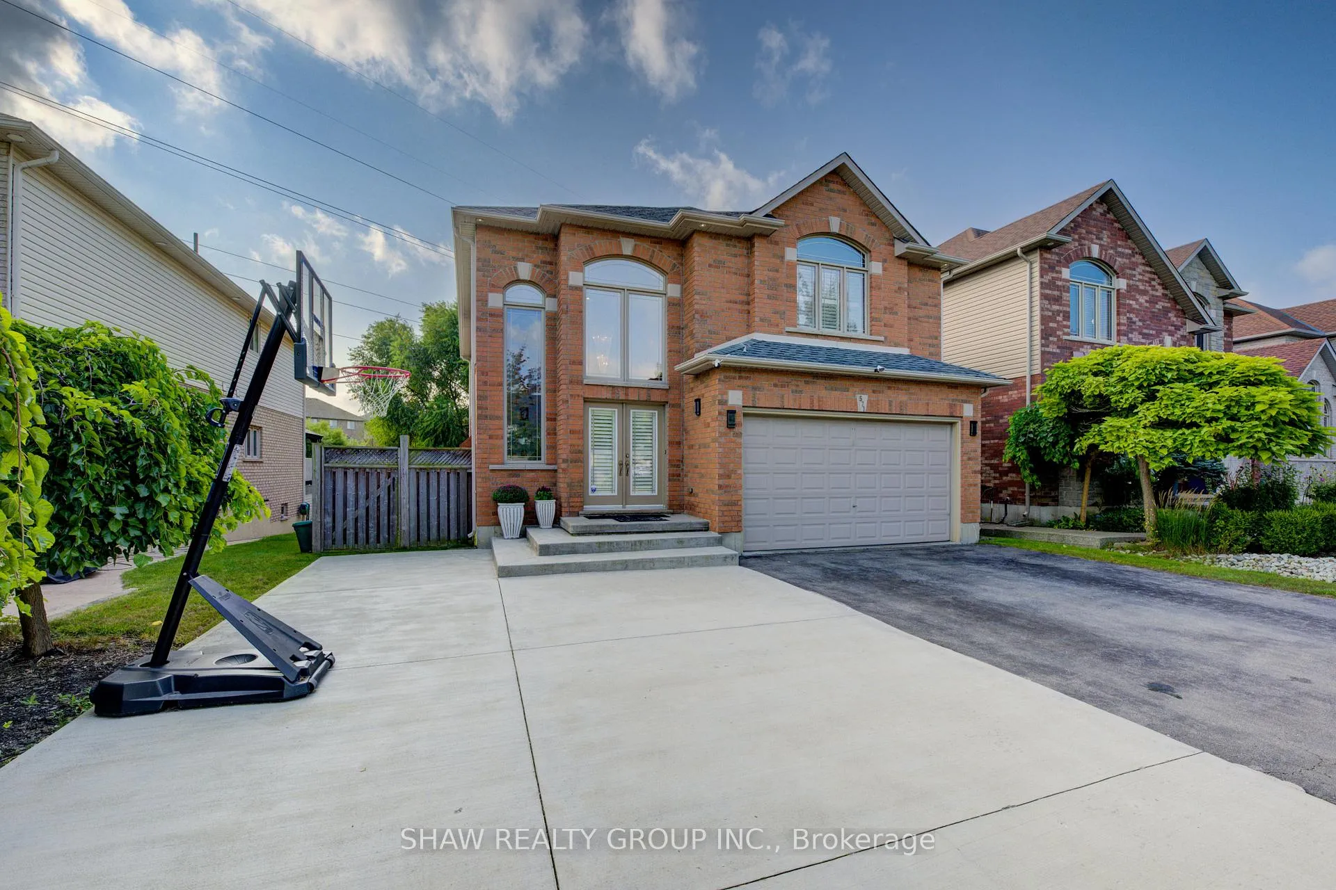 Photo 2 of 571 Stonehenge Drive, Hamilton, Ancaster — HOMEH