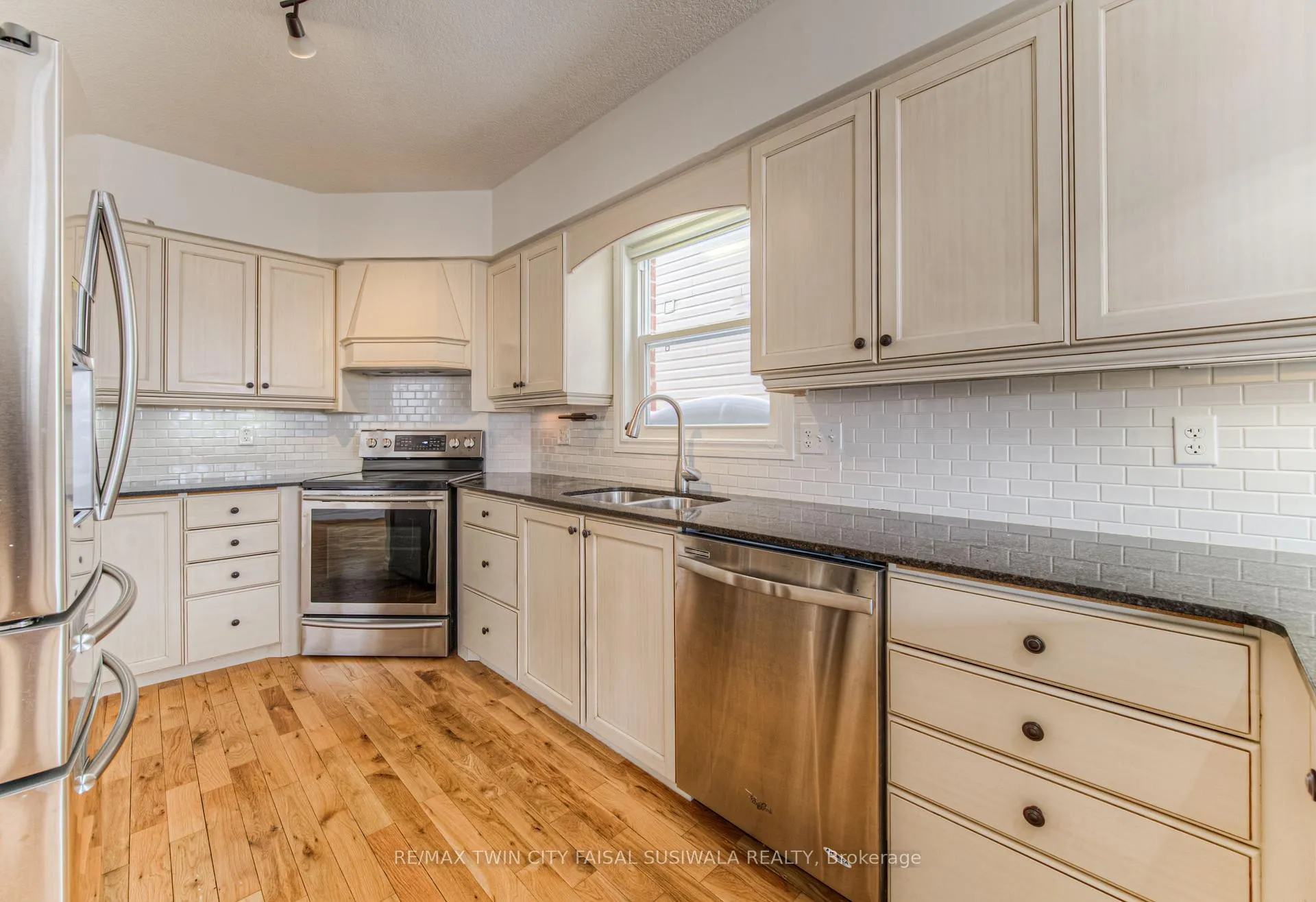 Photo 8 of 94 Sophia Crescent, Kitchener, Huron Park — HOMEH