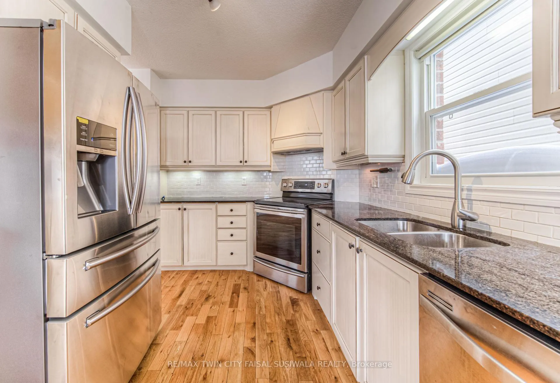 Photo 9 of 94 Sophia Crescent, Kitchener, Huron Park — HOMEH