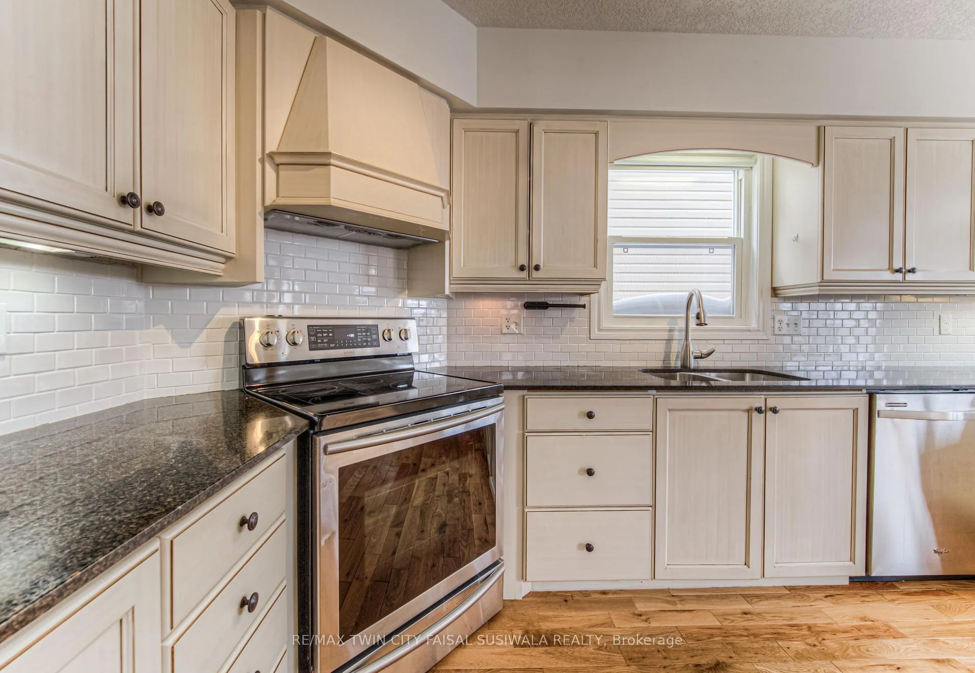 Photo 10 of 94 Sophia Crescent, Kitchener, Huron Park — HOMEH