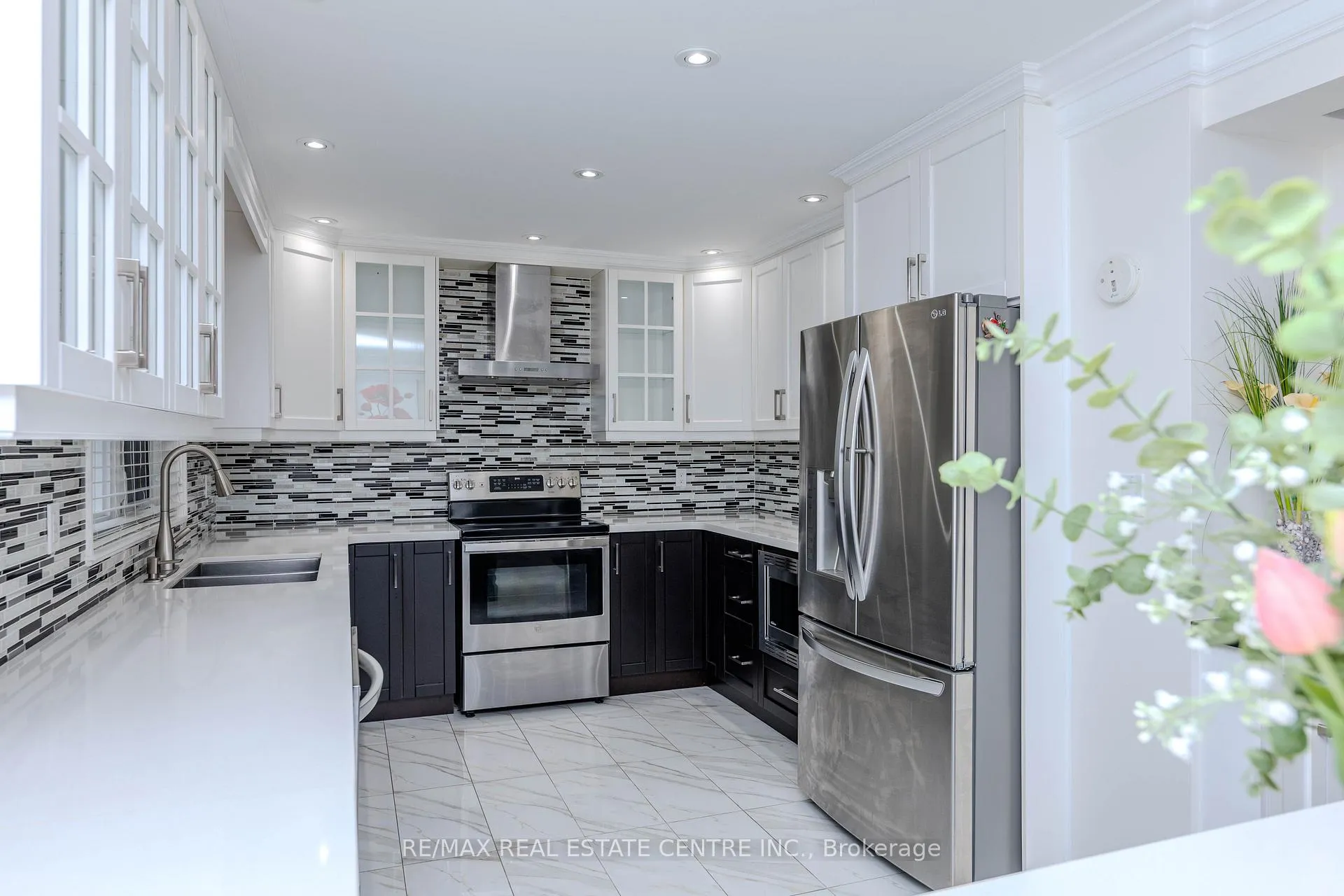 Photo 9 of 44 Burwick Avenue, Vaughan, West Woodbridge — HOMEH