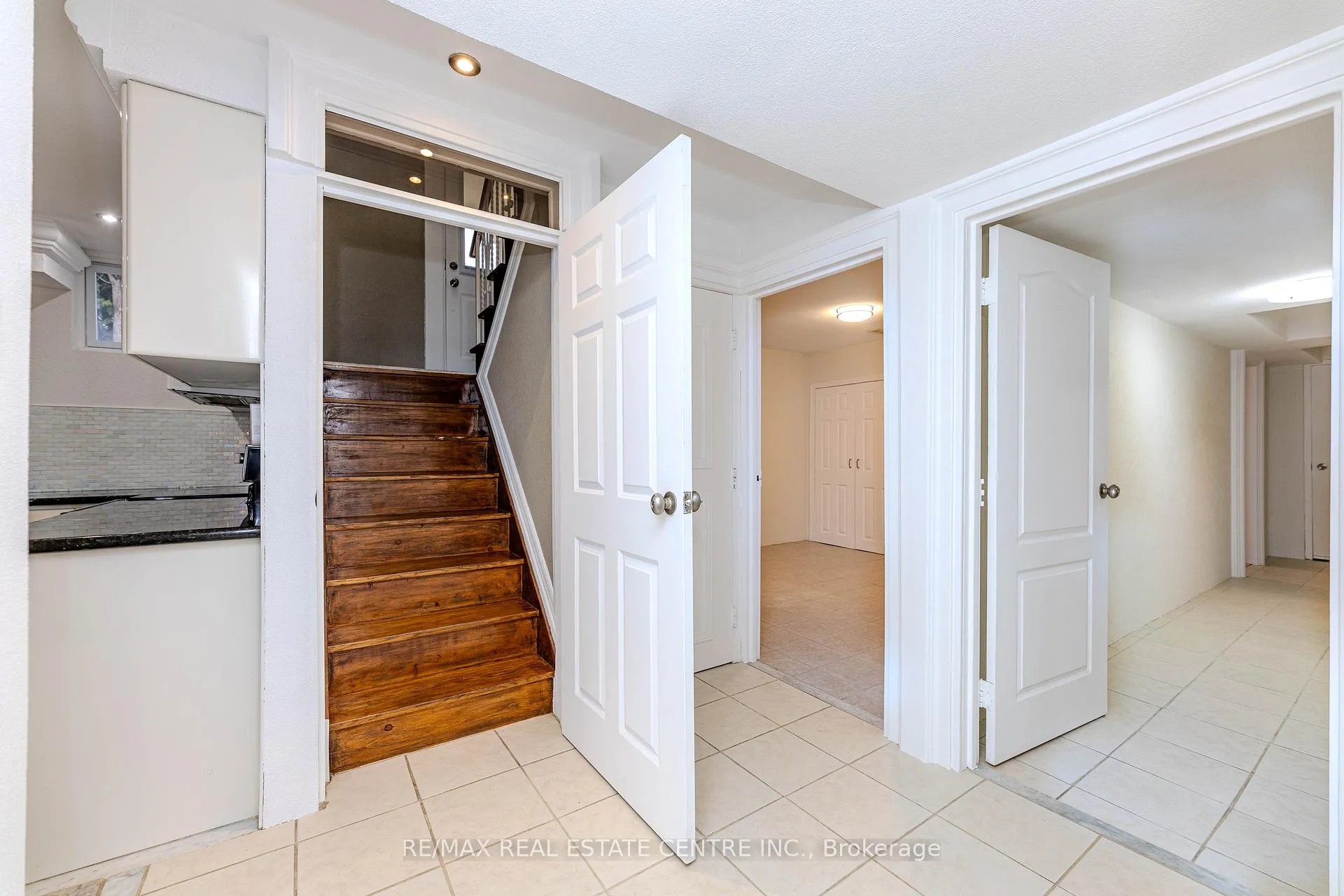 Photo 23 of 44 Burwick Avenue, Vaughan, West Woodbridge — HOMEH