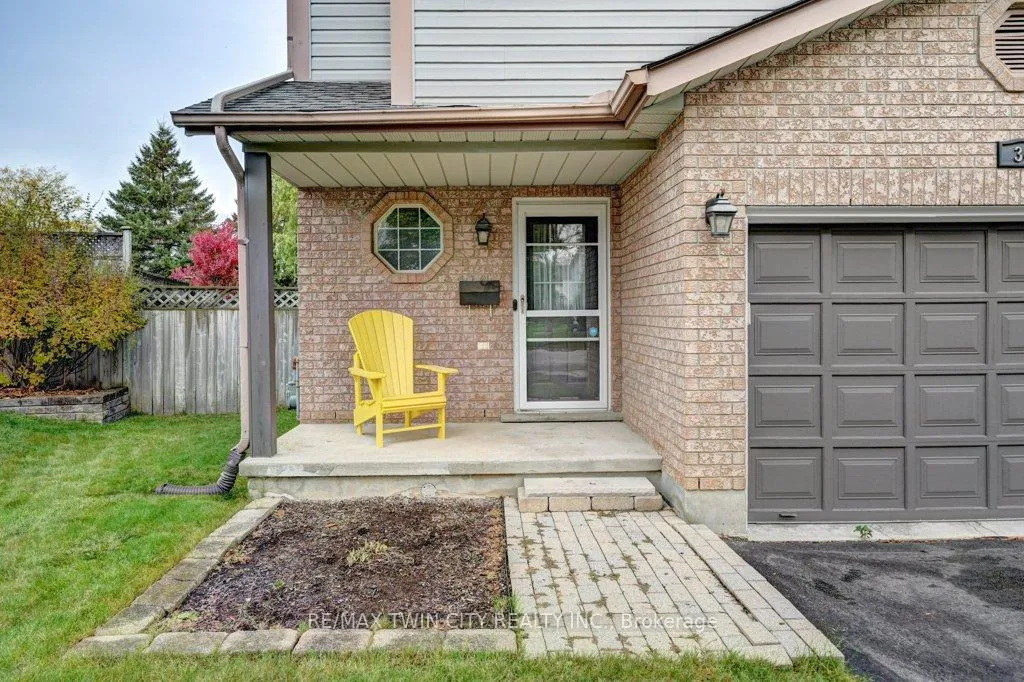 Photo 3 of 347 Bushview Crescent, Waterloo — HOMEH